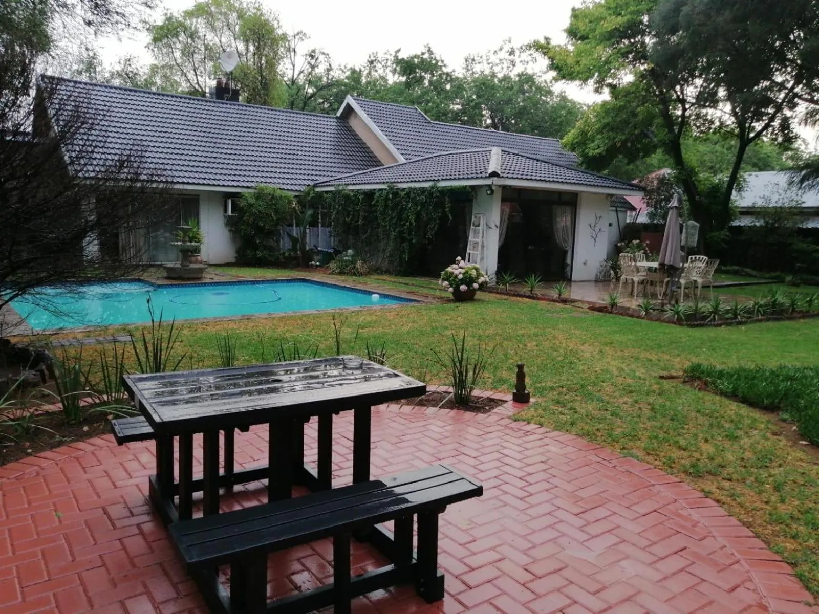 Swimming pool in Azrielle Guesthouse