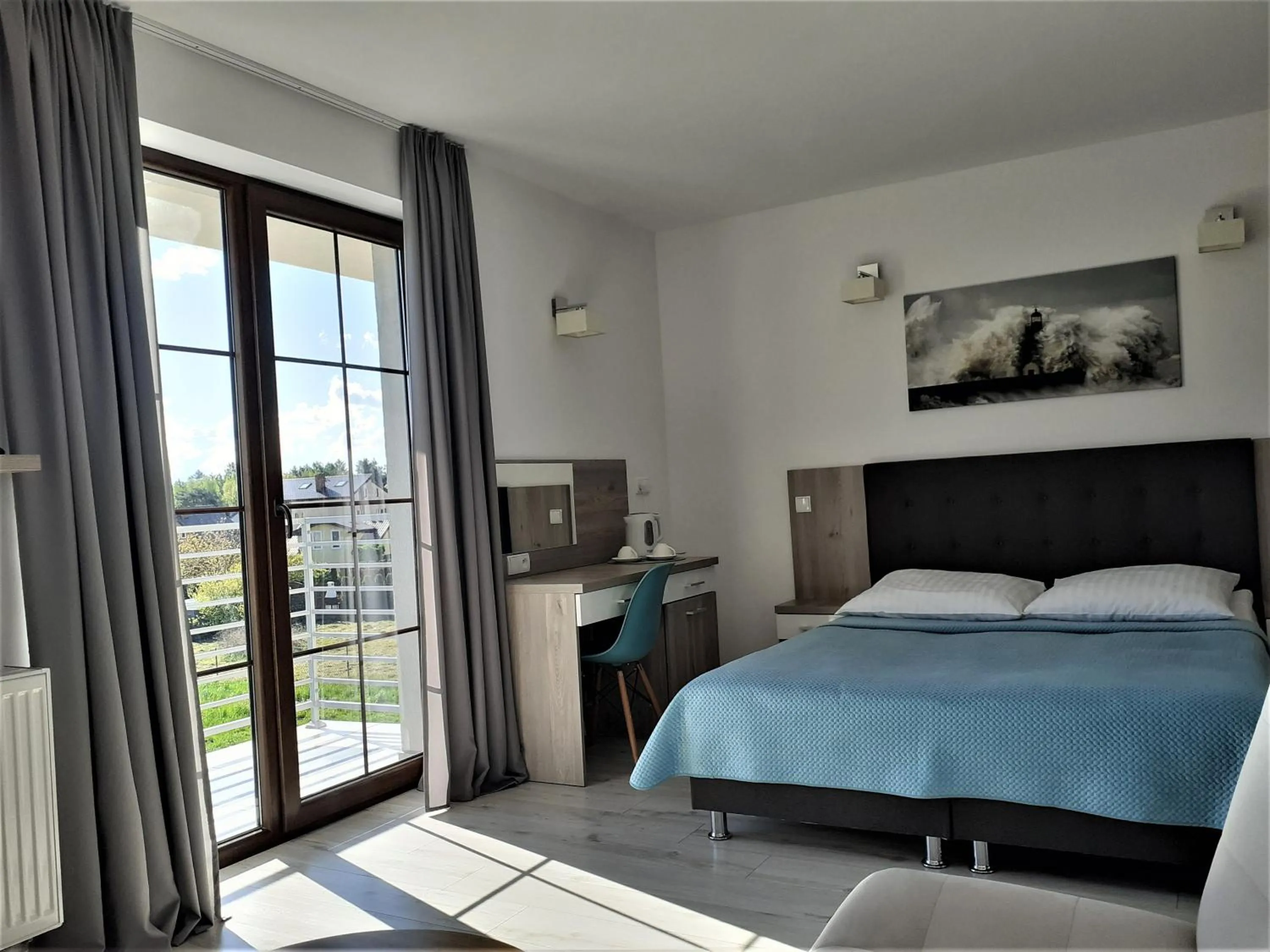 Photo of the whole room in Willa Trawers