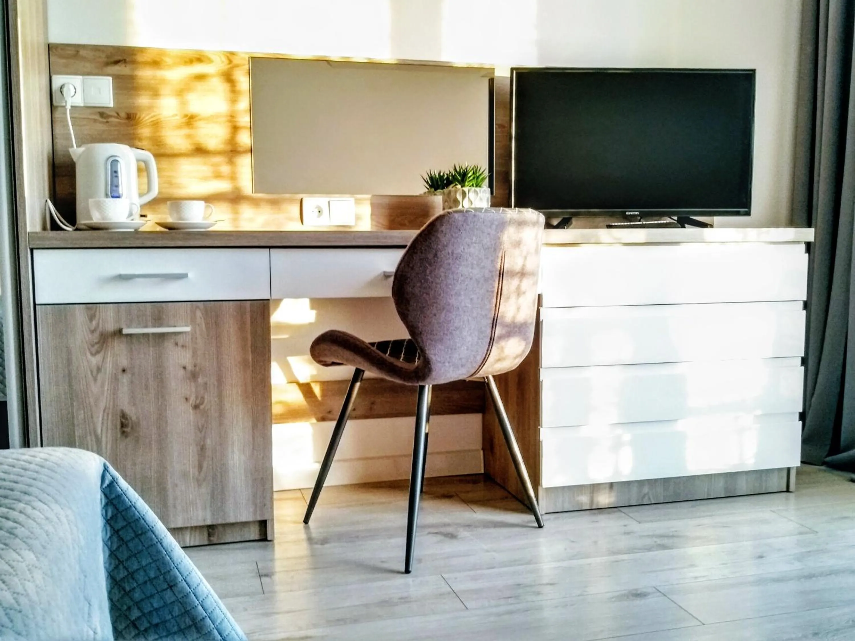 Photo of the whole room in Willa Trawers