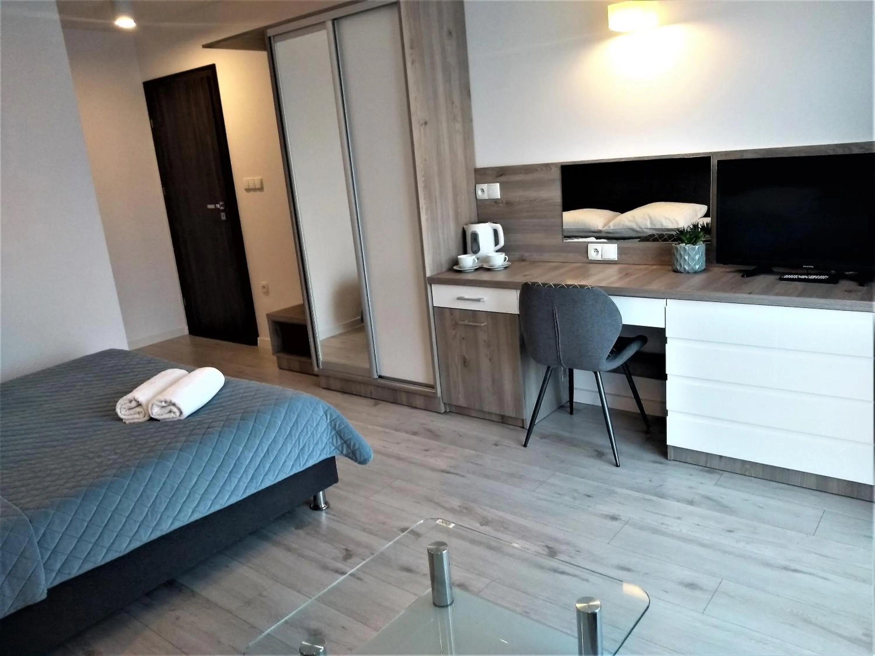 Photo of the whole room in Willa Trawers