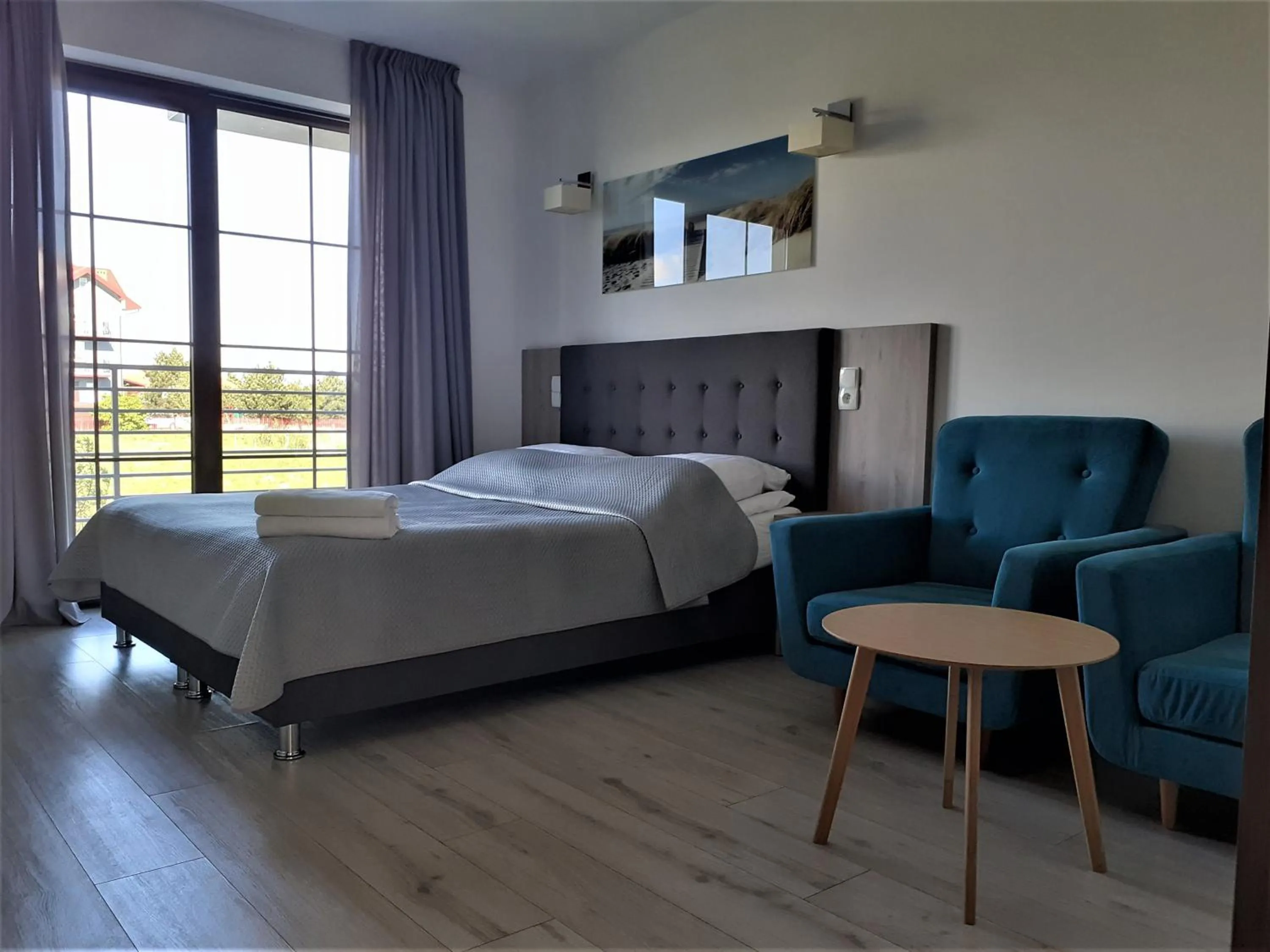 Photo of the whole room in Willa Trawers