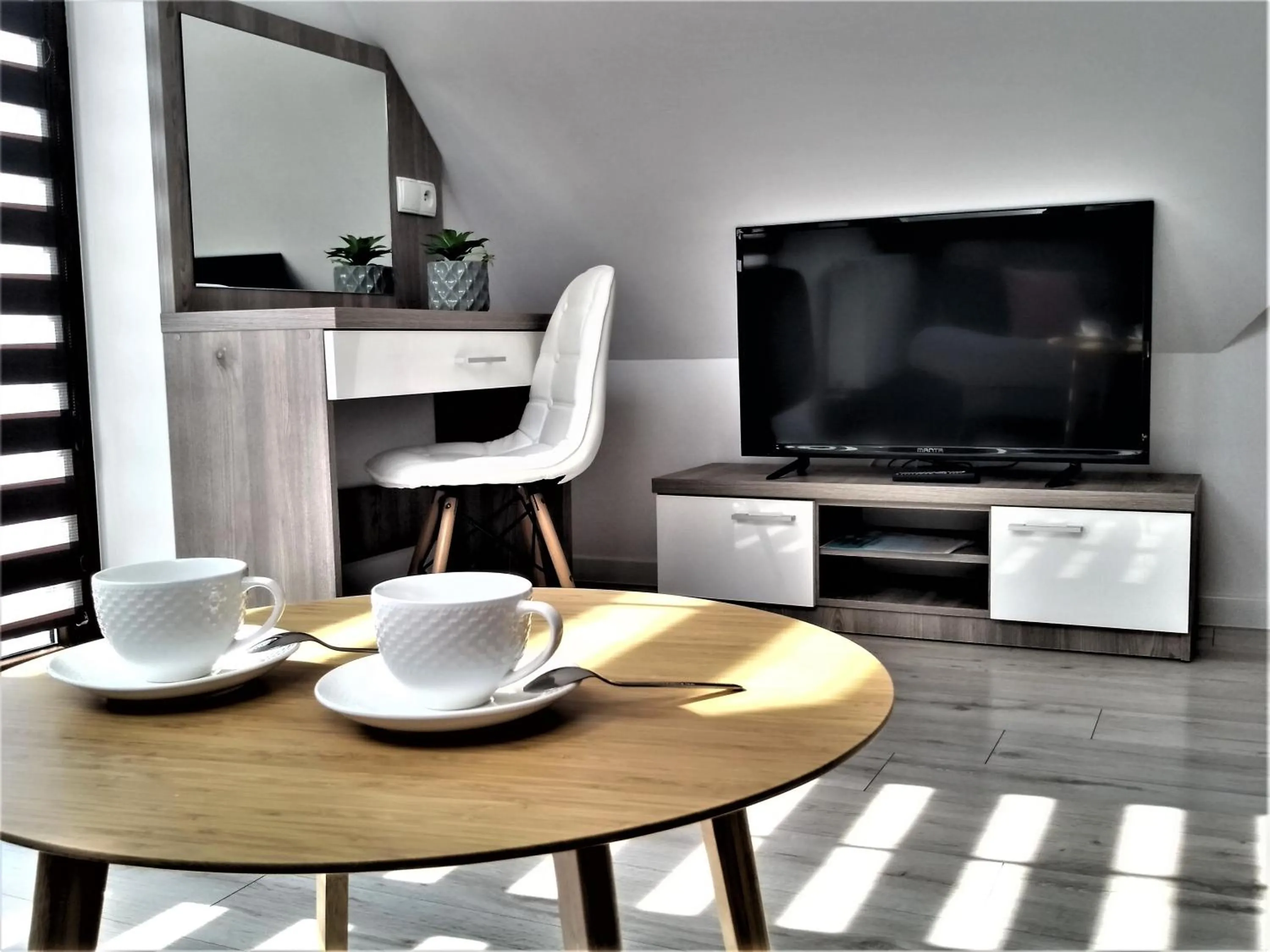 Photo of the whole room in Willa Trawers