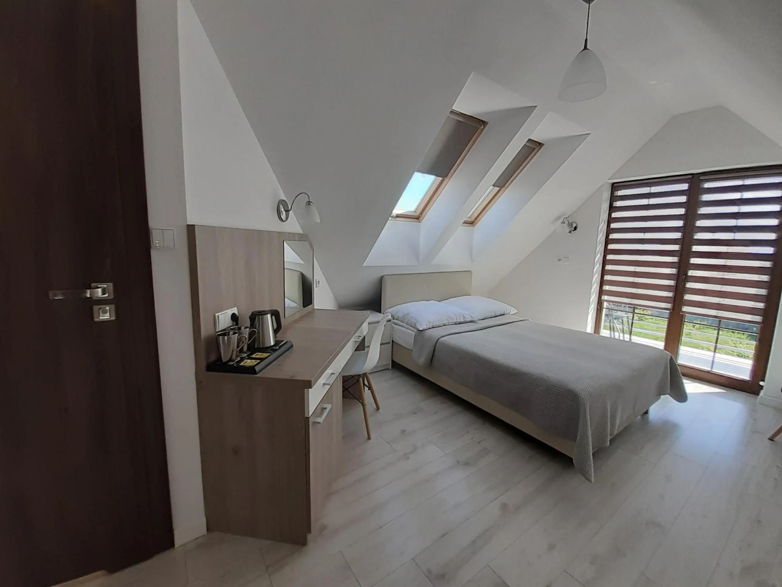 Photo of the whole room in Willa Trawers