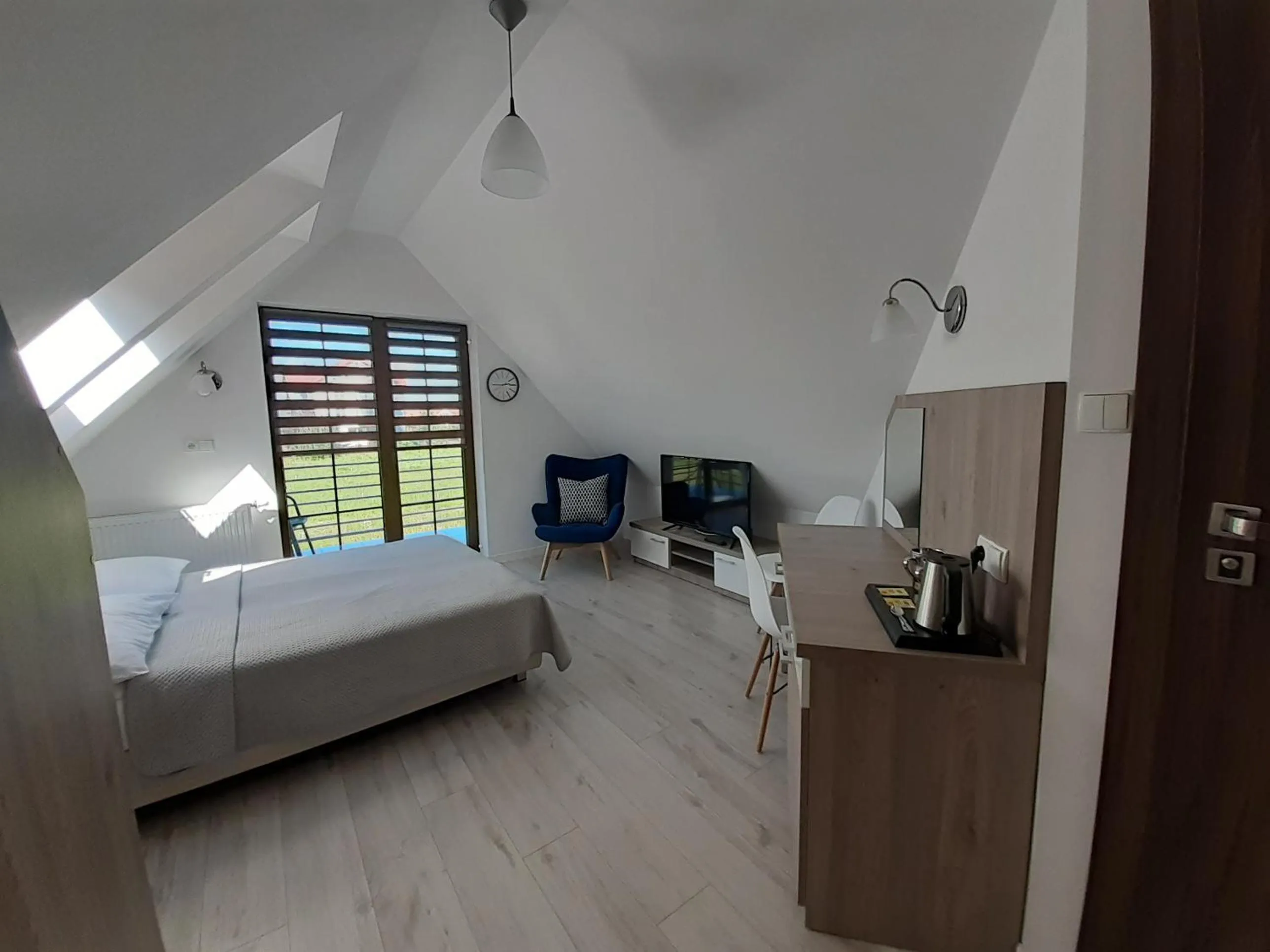 Photo of the whole room in Willa Trawers