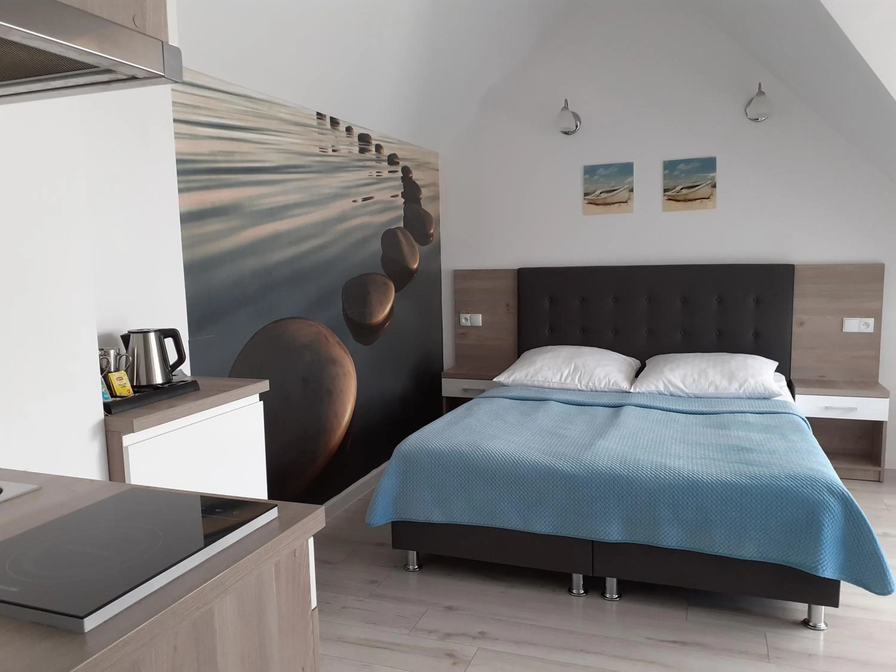 Photo of the whole room in Willa Trawers