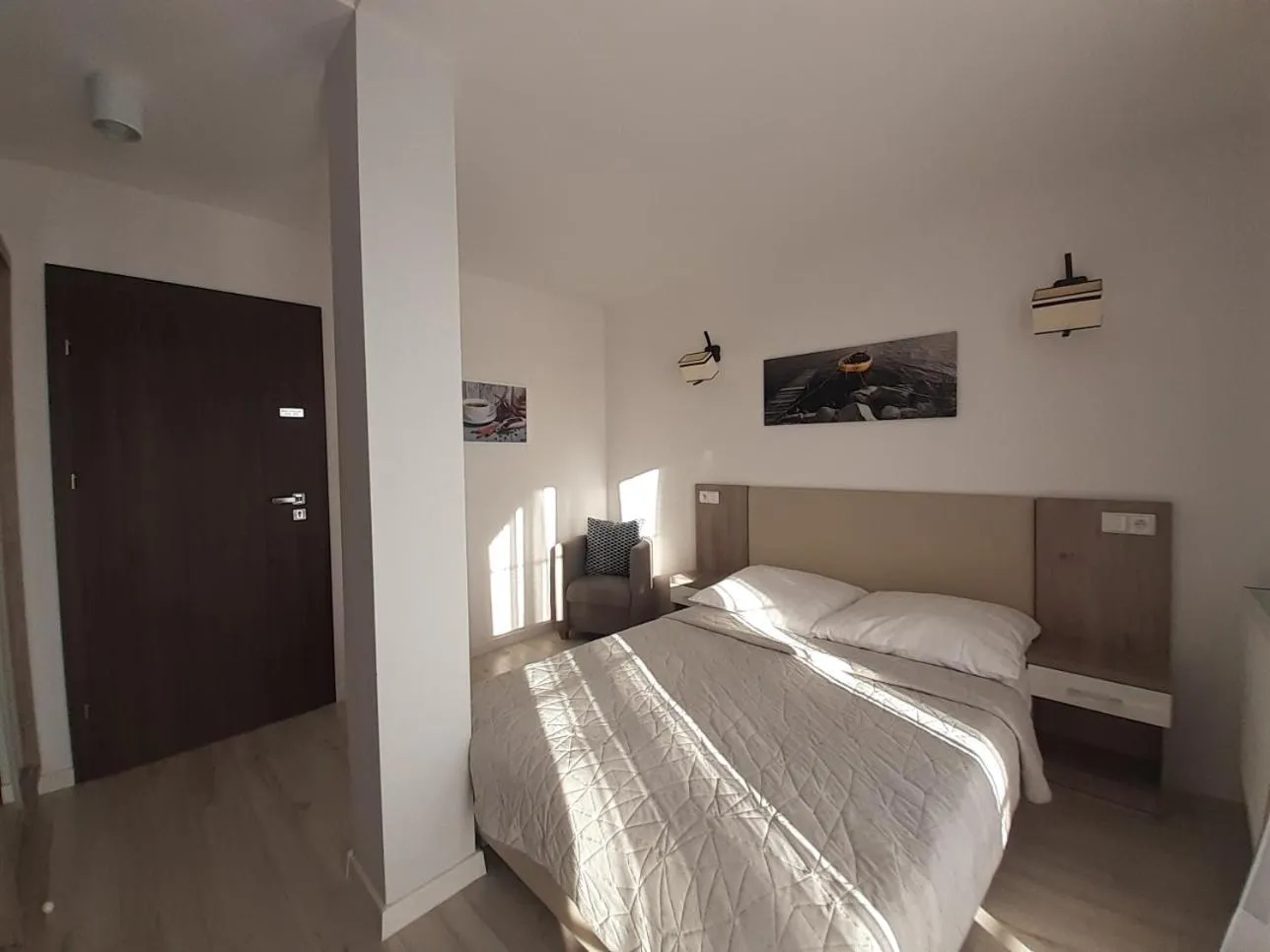 Photo of the whole room in Willa Trawers