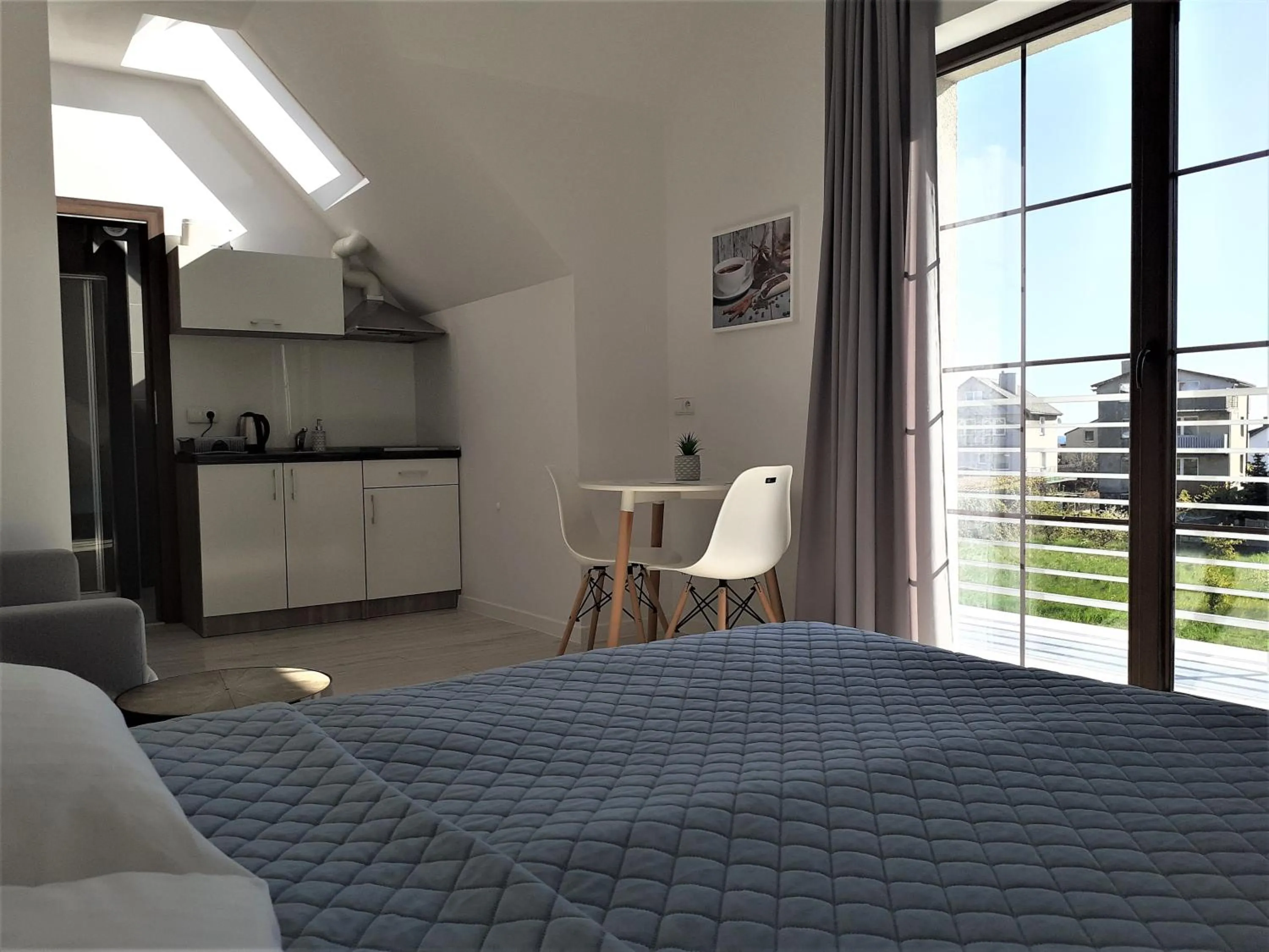 Photo of the whole room in Willa Trawers