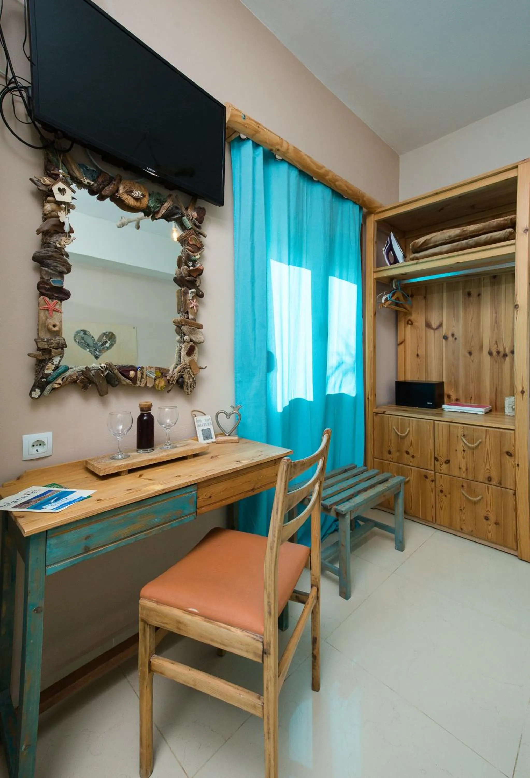 TV and multimedia in Arodamos Studios & Apts