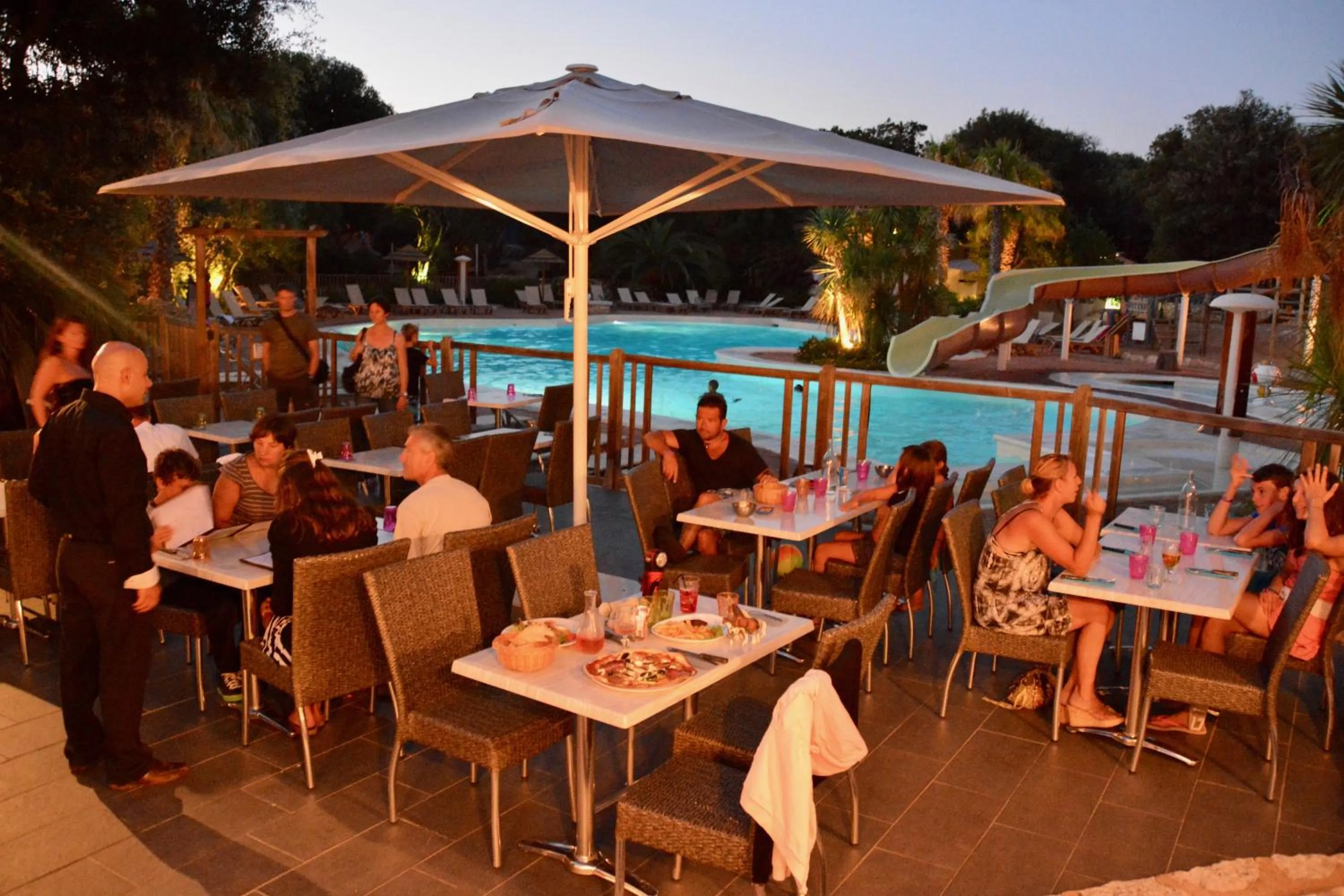 Restaurant/places to eat in Les Suites De Pertamina