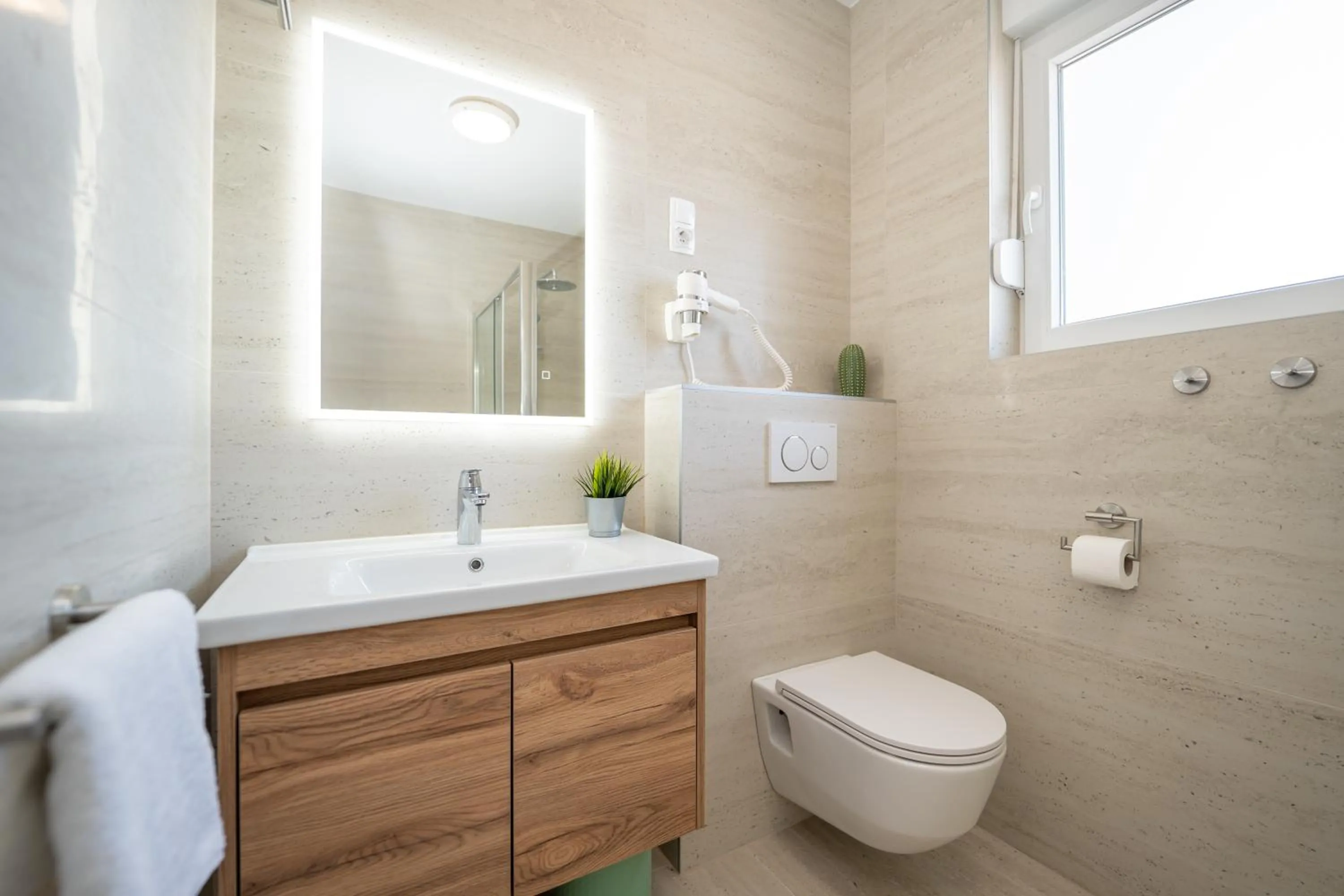 Toilet in Poolside Hideout Apartments