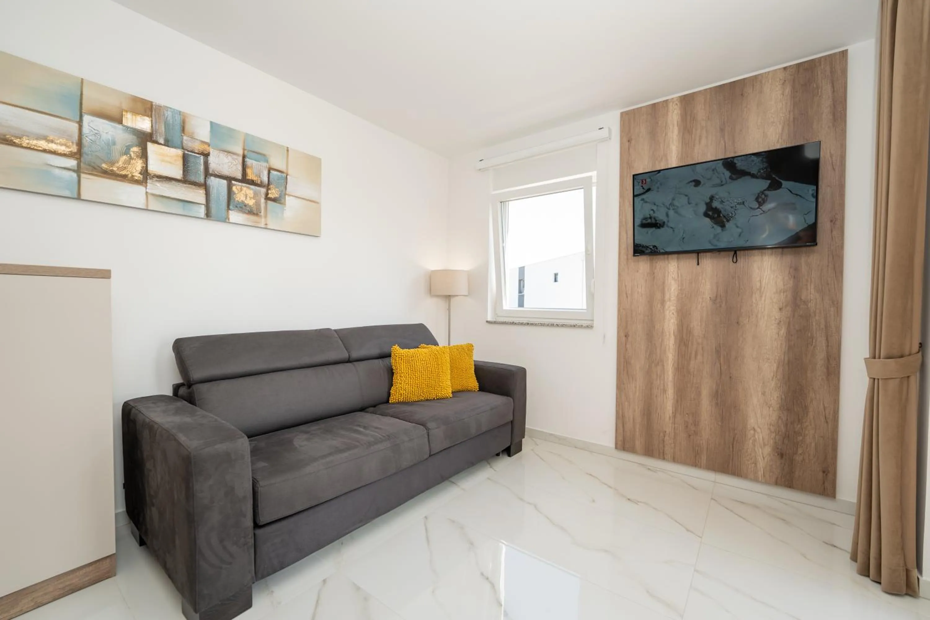 TV and multimedia in Poolside Hideout Apartments