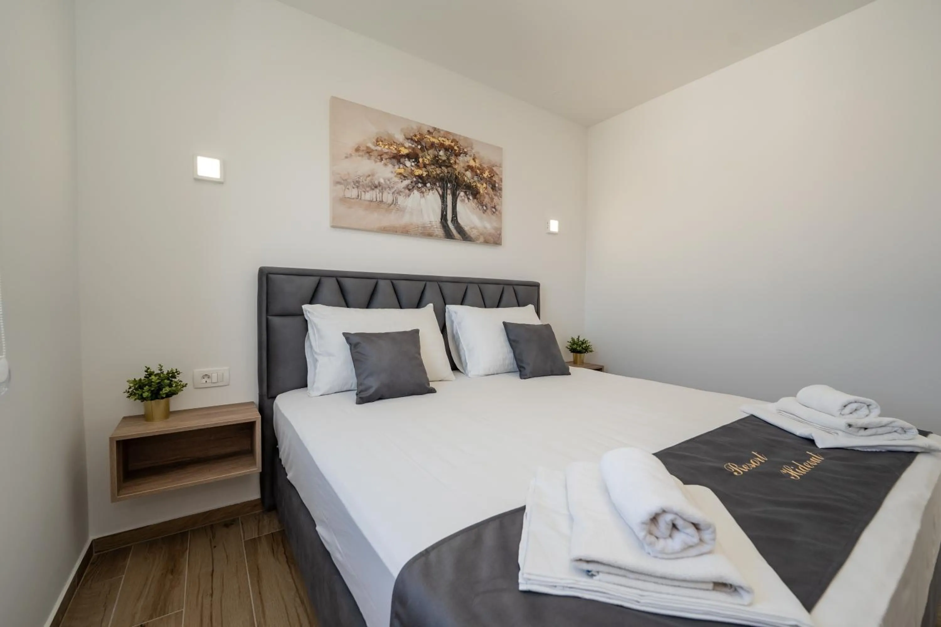 Bed in Poolside Hideout Apartments