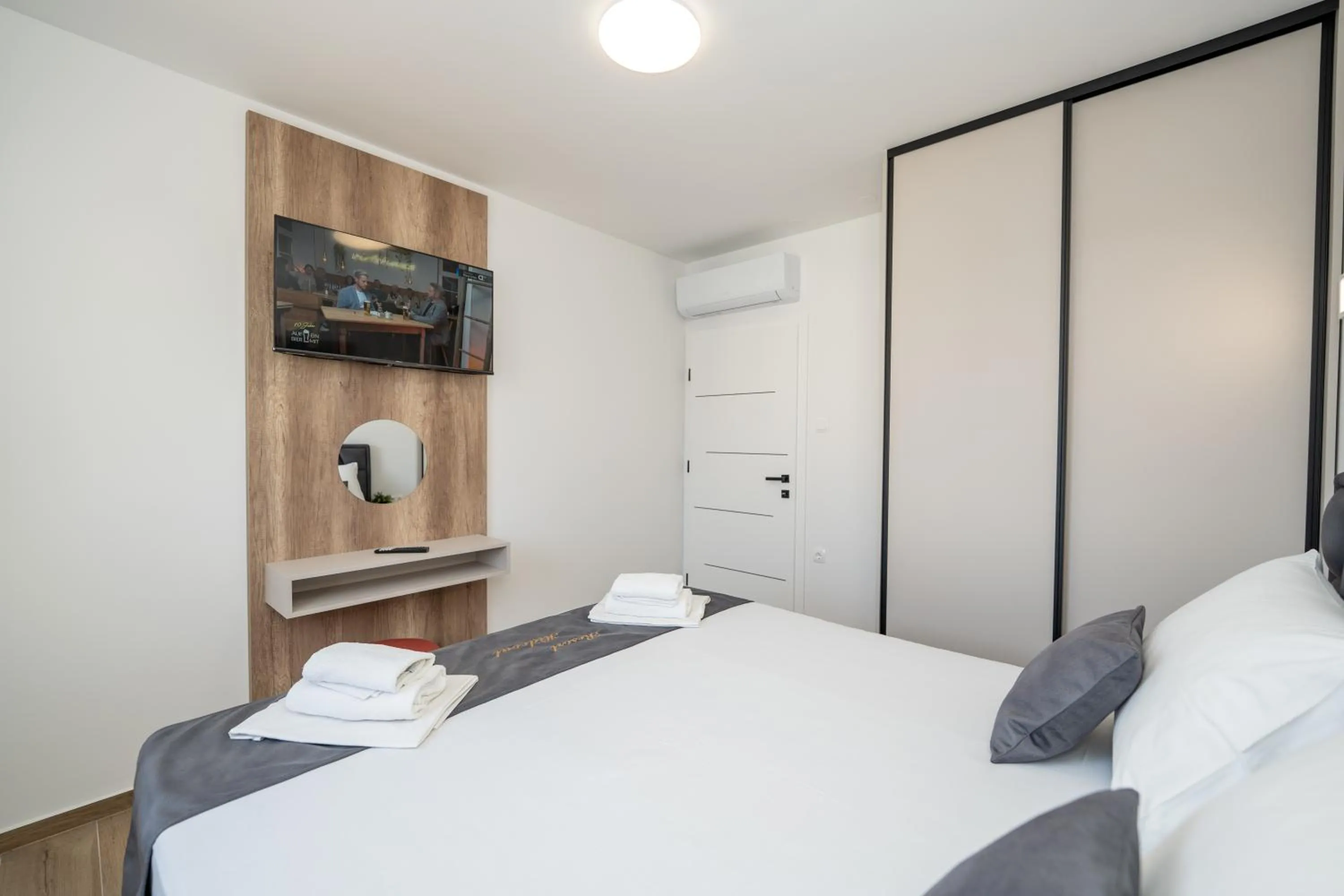 Bed in Poolside Hideout Apartments