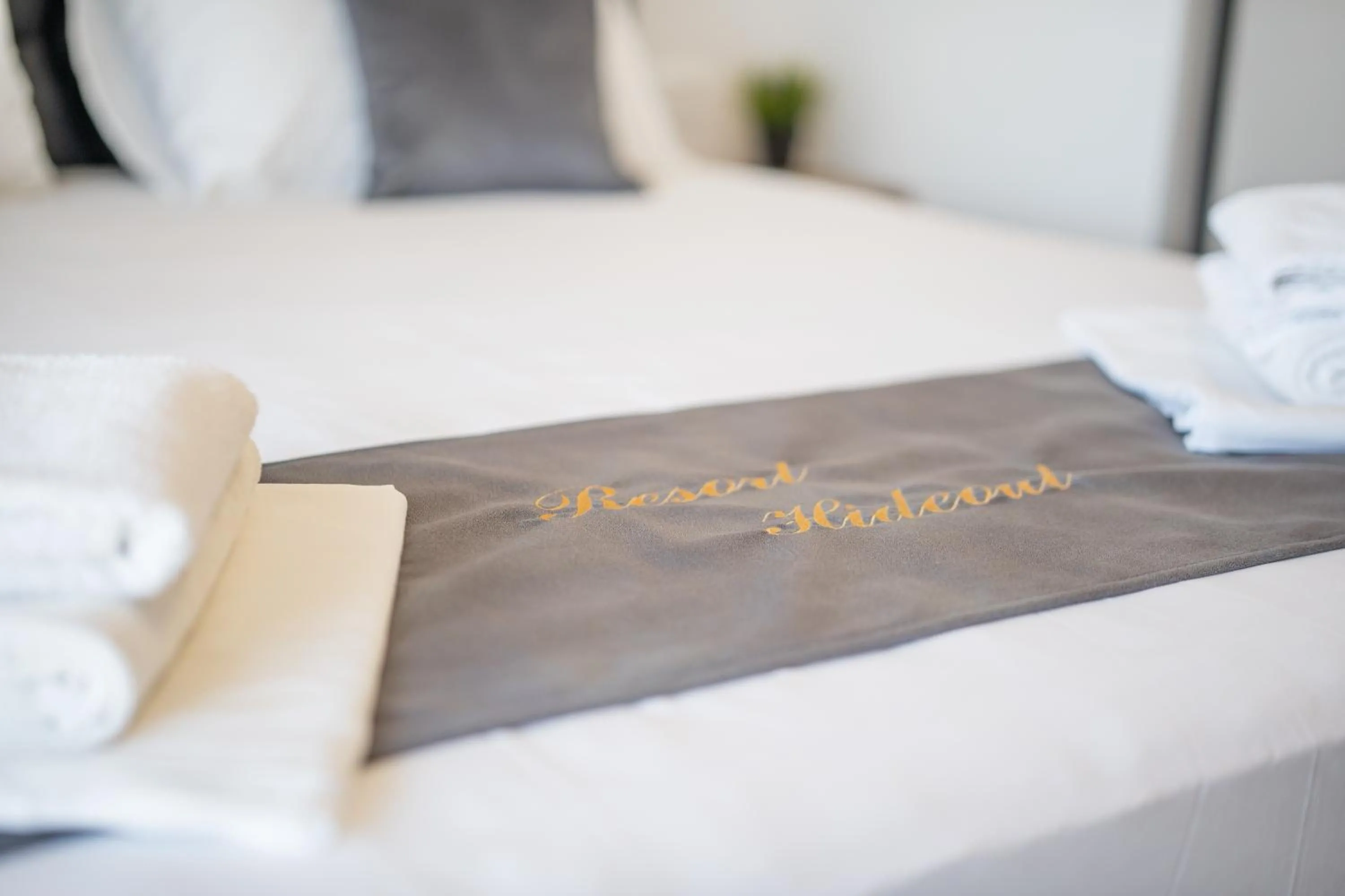Bed in Poolside Hideout Apartments