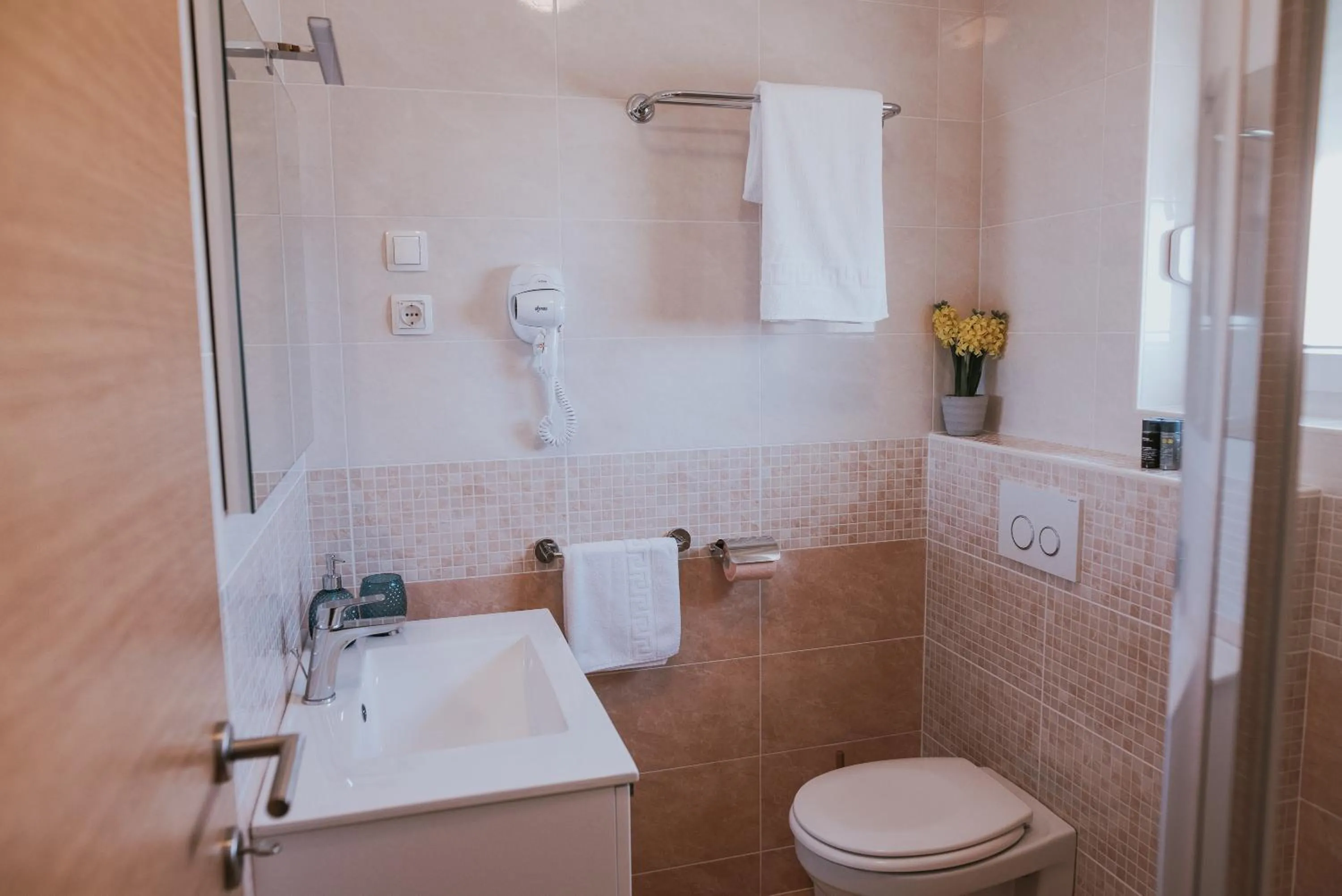Shower in Poolside Hideout Apartments