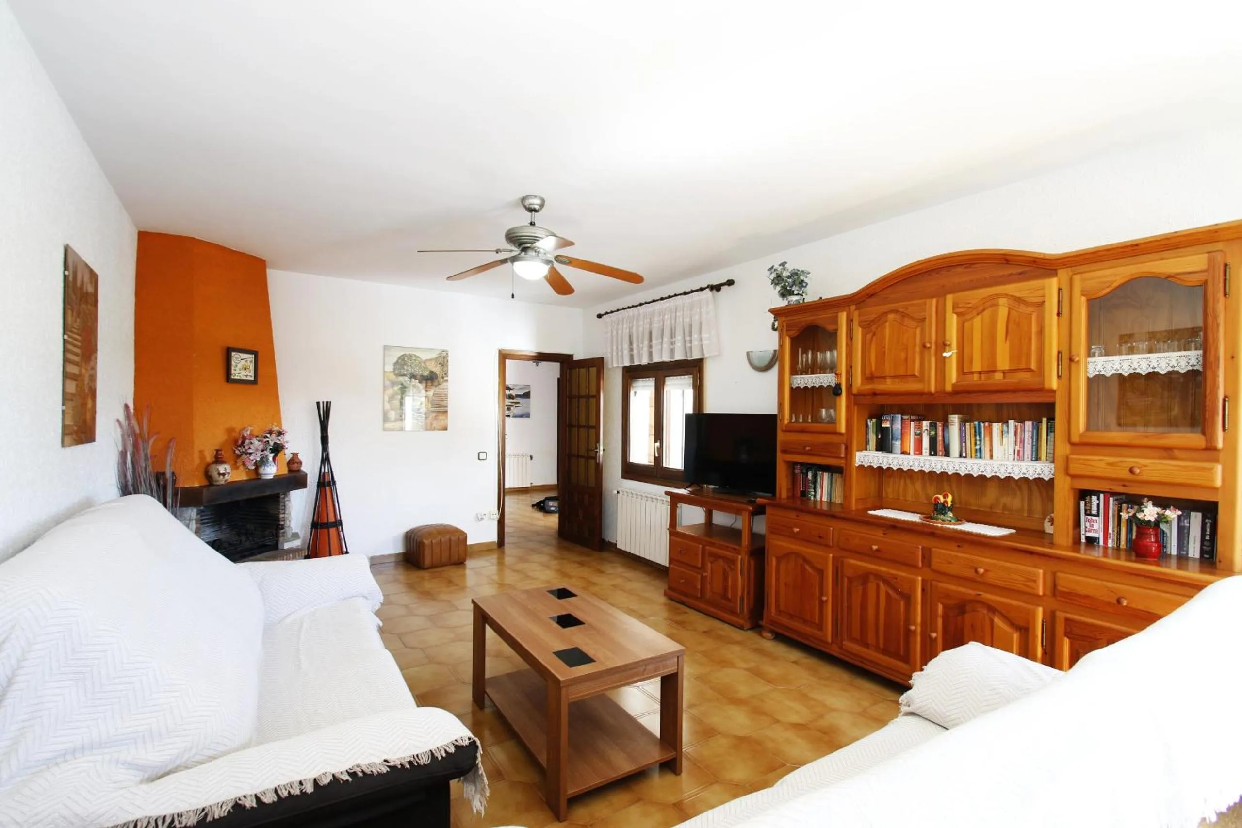 Communal lounge/ TV room in Villa Lyna