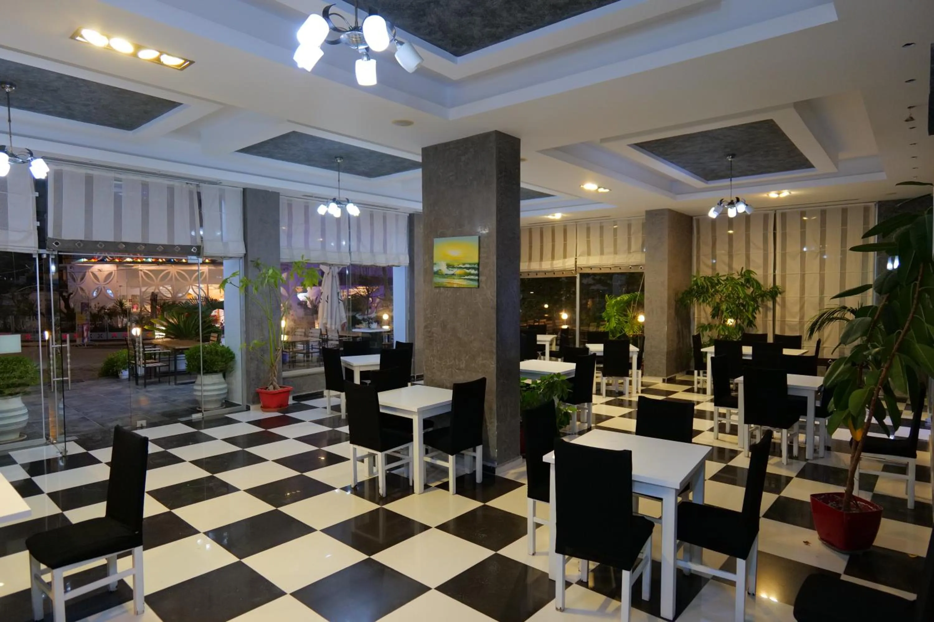 Restaurant/places to eat in Hotel Dior