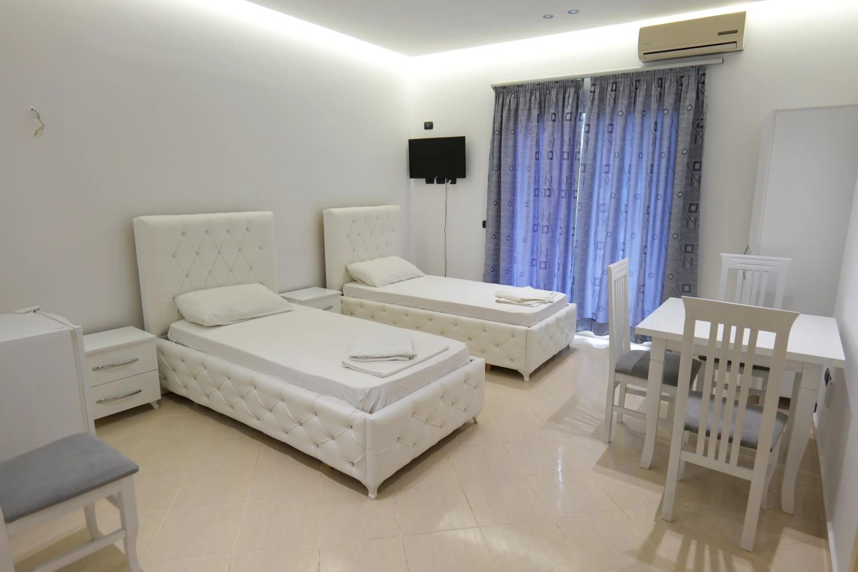 Photo of the whole room in Hotel Dior