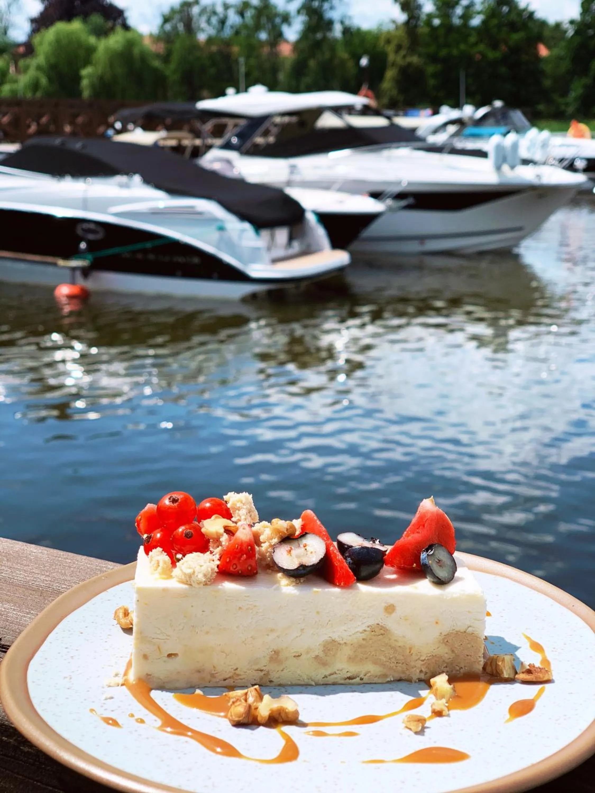 Restaurant/places to eat in Hotel Port 110