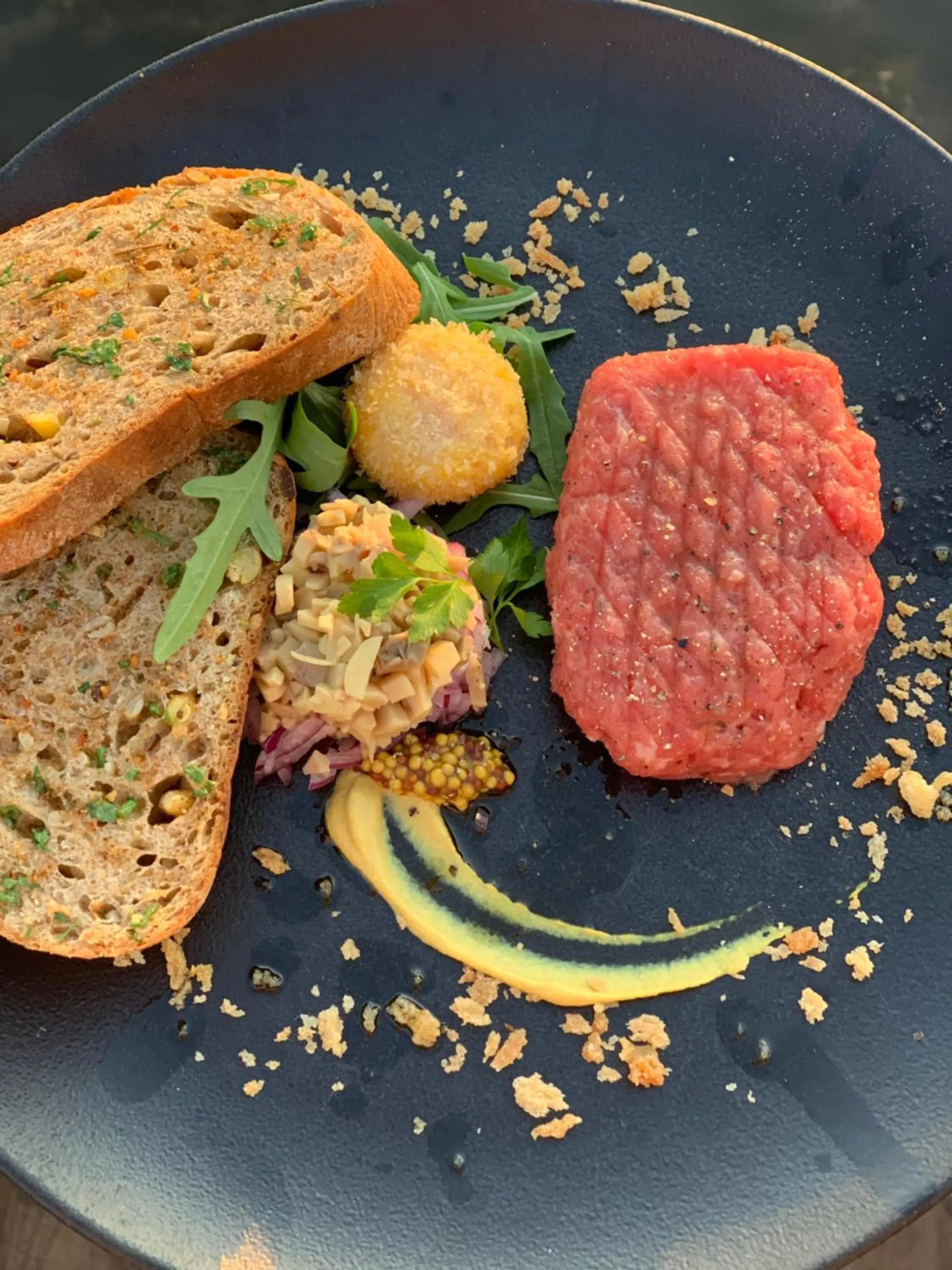 Restaurant/places to eat in Hotel Port 110