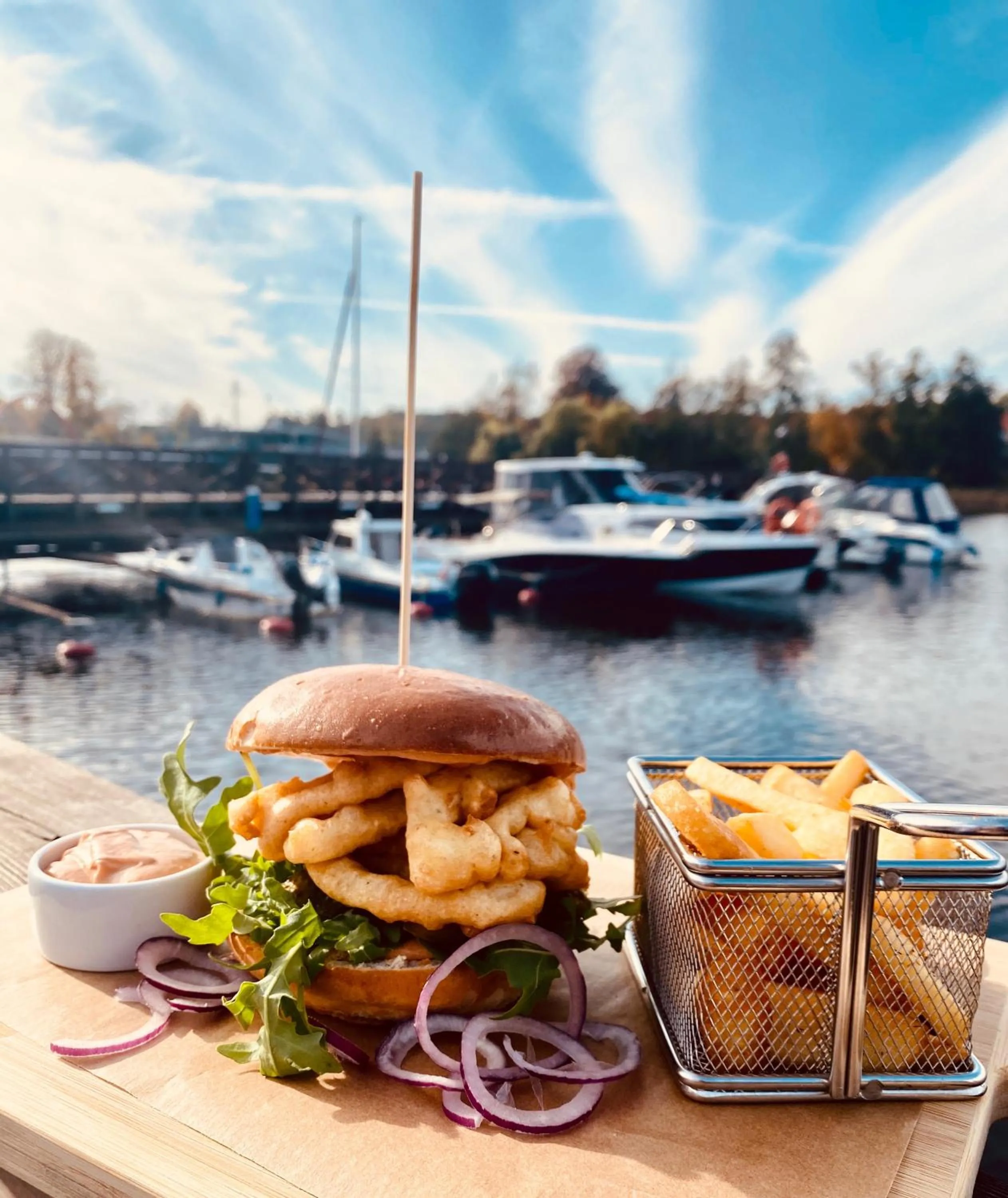 Restaurant/places to eat in Hotel Port 110