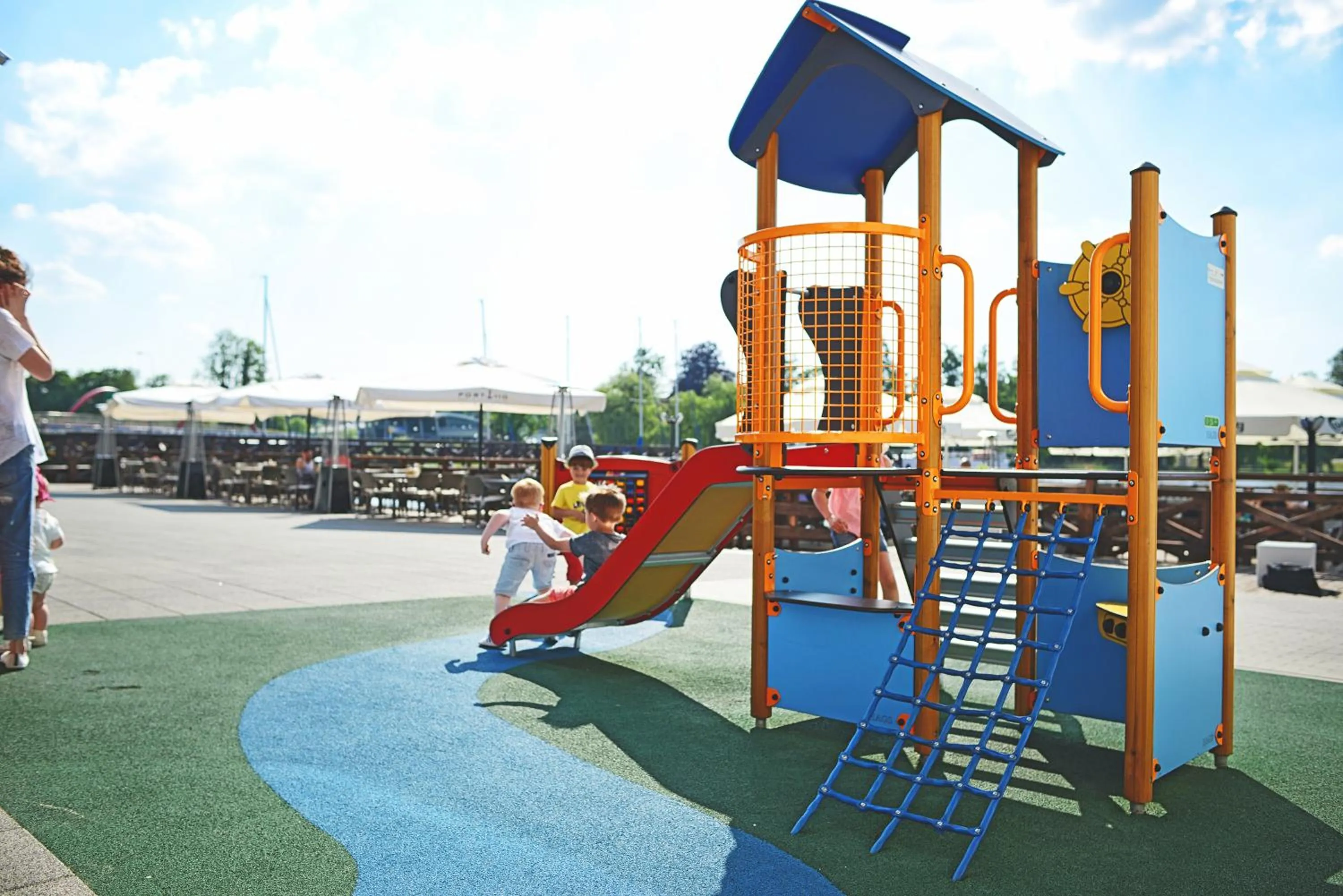 Entertainment in Hotel Port 110