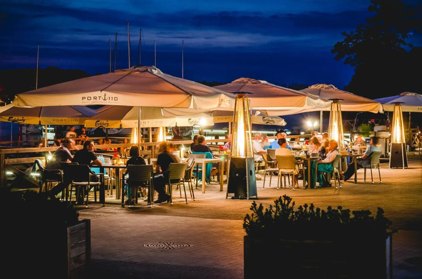 Restaurant/places to eat in Hotel Port 110