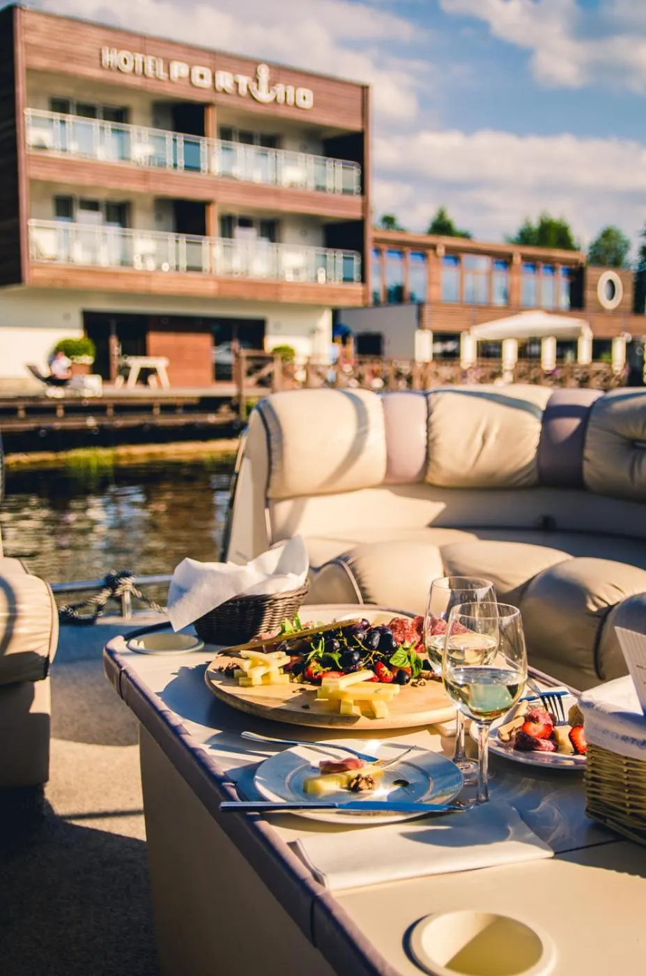 Restaurant/places to eat in Hotel Port 110