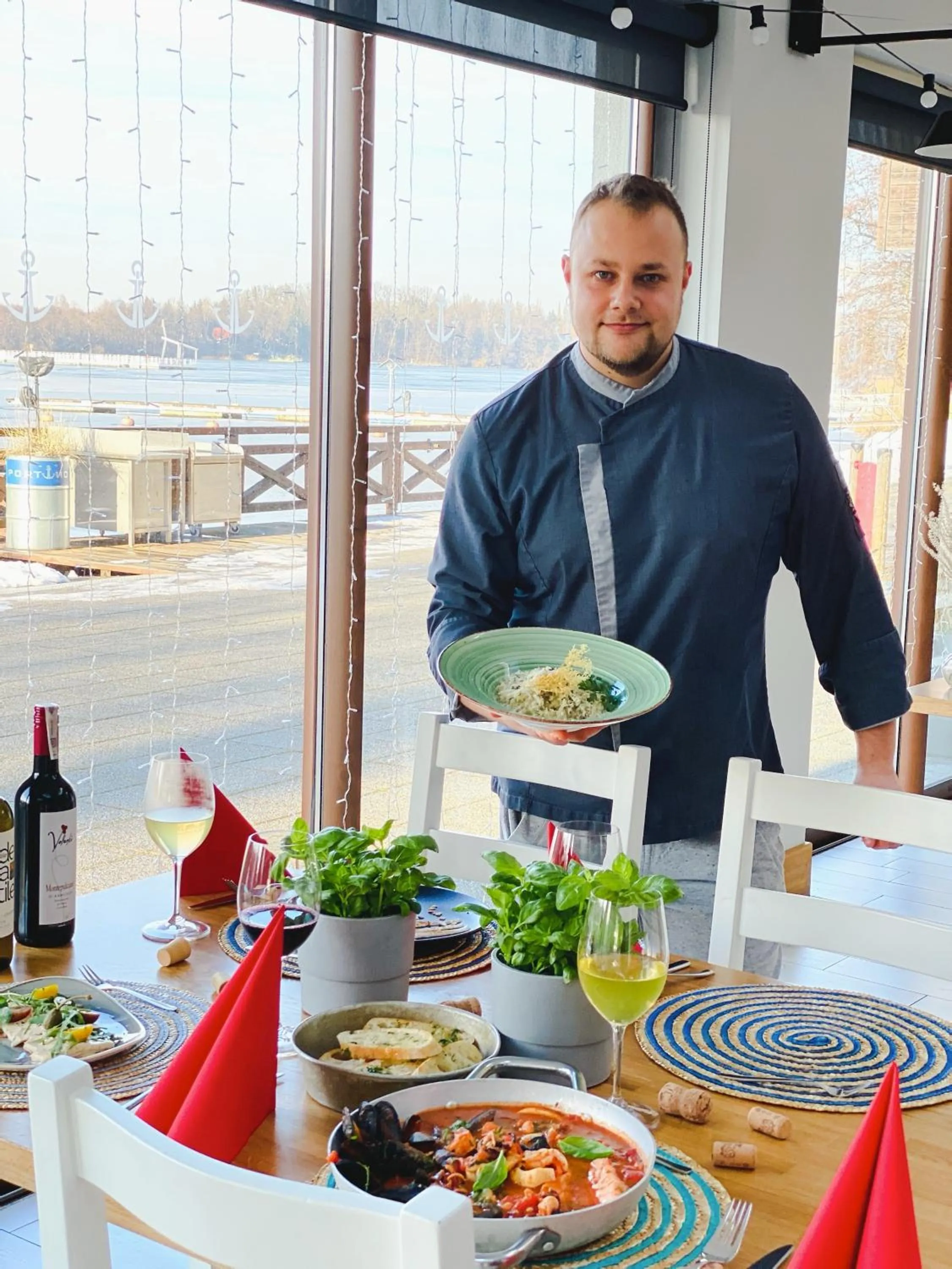 Restaurant/places to eat in Hotel Port 110