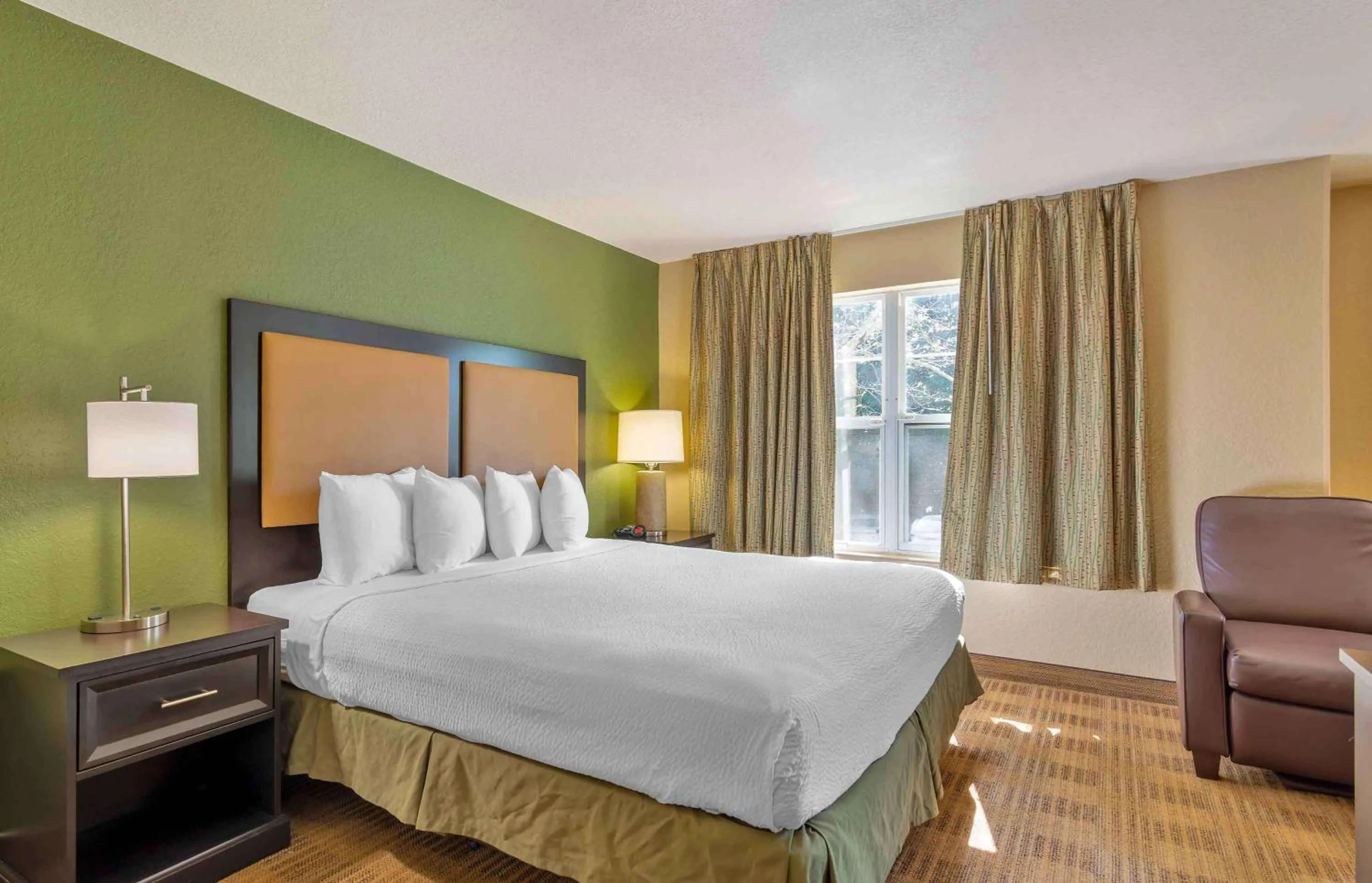 Bedroom, Bed in Extended Stay America Select Suites - Orlando - Maitland - Summit Tower Blvd