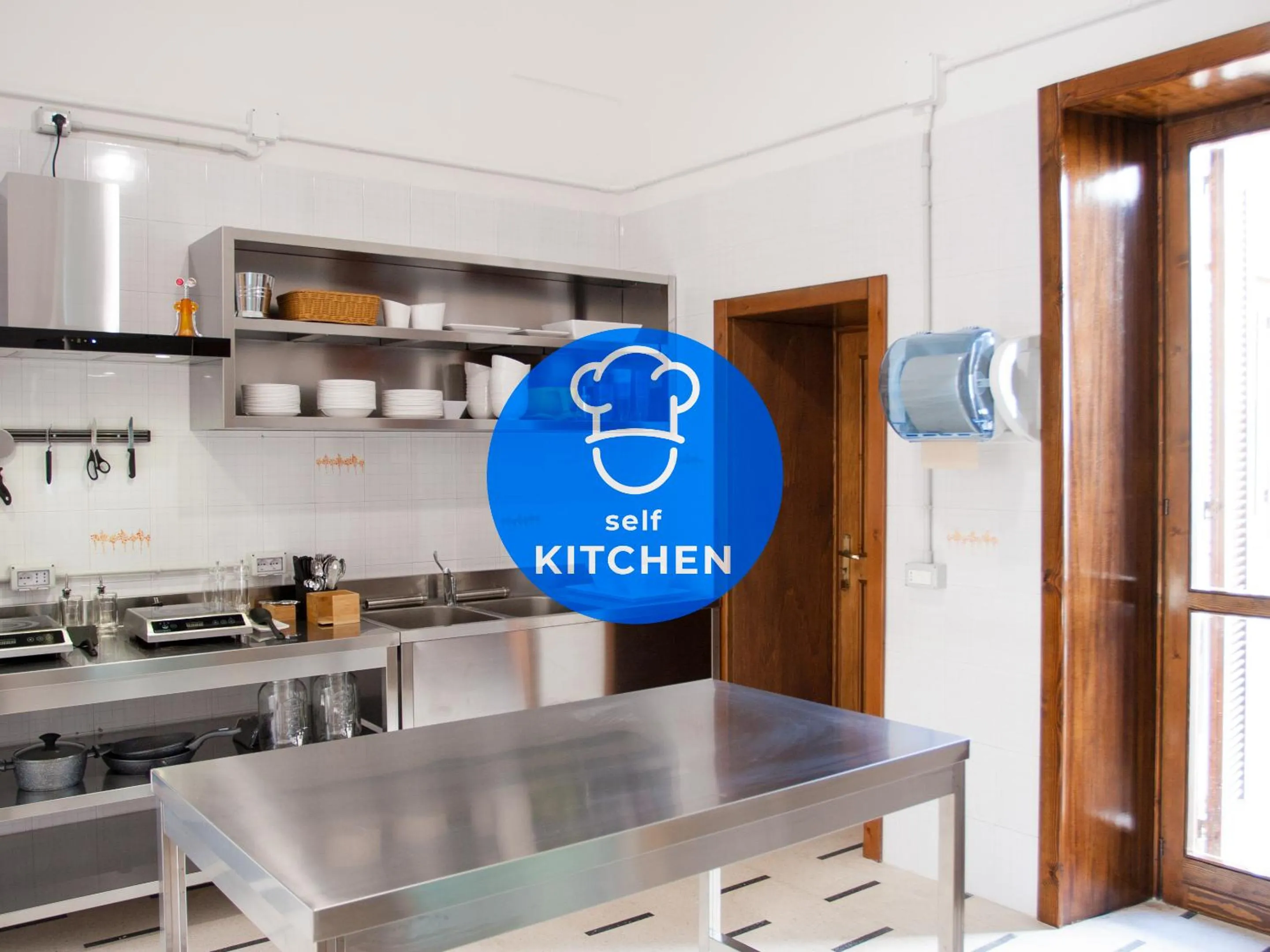 Communal kitchen in Lobby Collective Hostel - Lecce