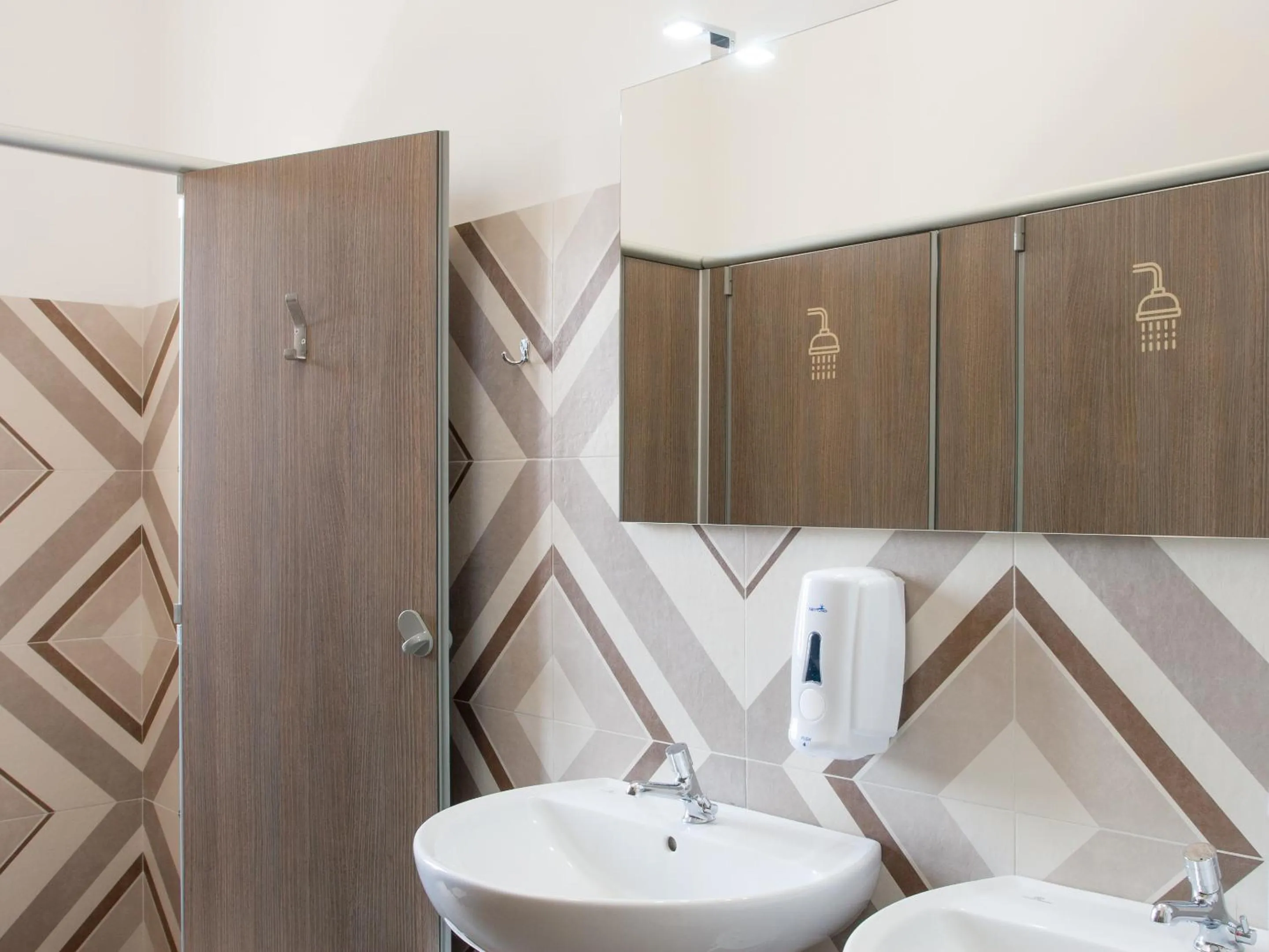 Shower in Lobby Collective Hostel - Lecce