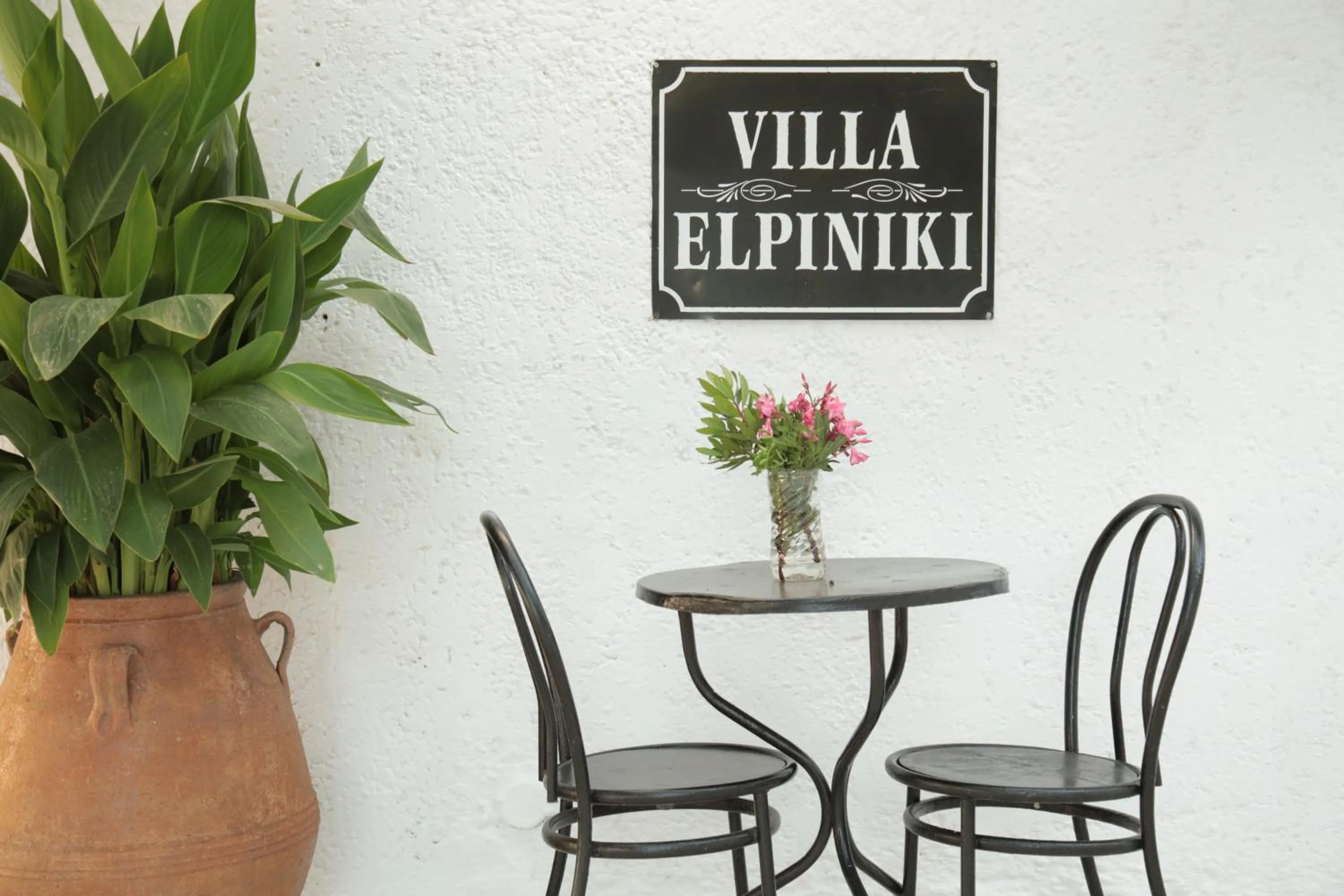 Property building in Villa Elpiniki