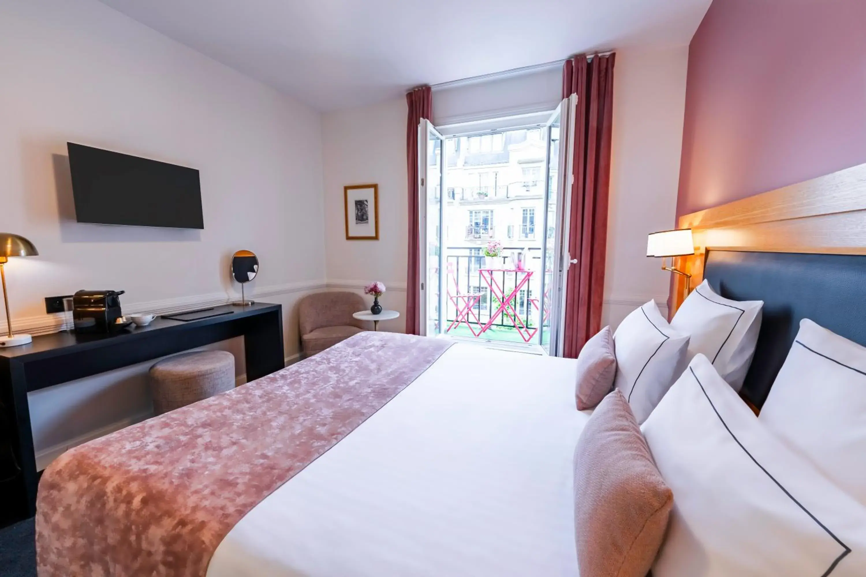Bed in Hôtel Le Cercle Tour Eiffel Bed in Hôtel Le Cercle Tour Eiffel