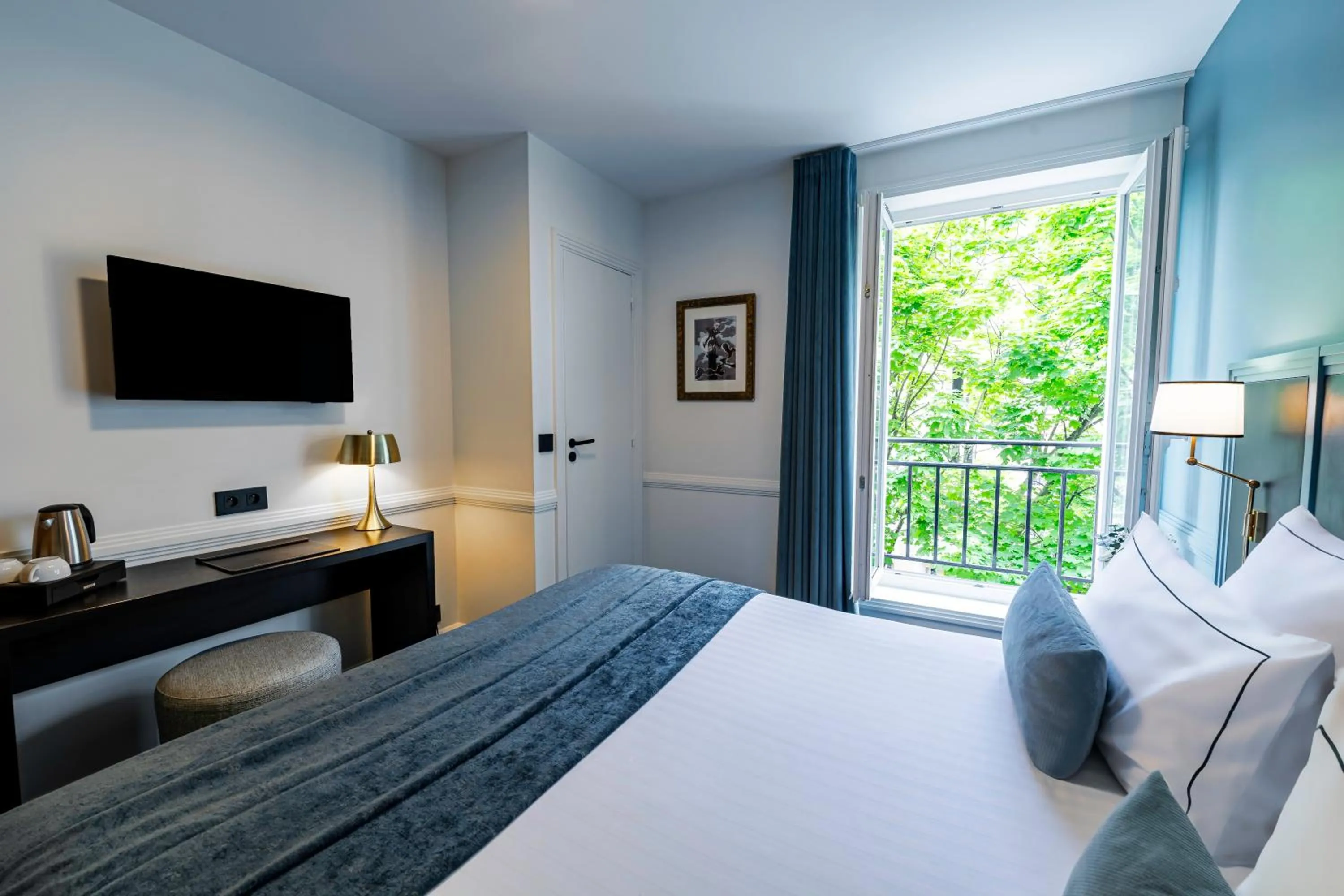 Bed in Hôtel Le Cercle Tour Eiffel