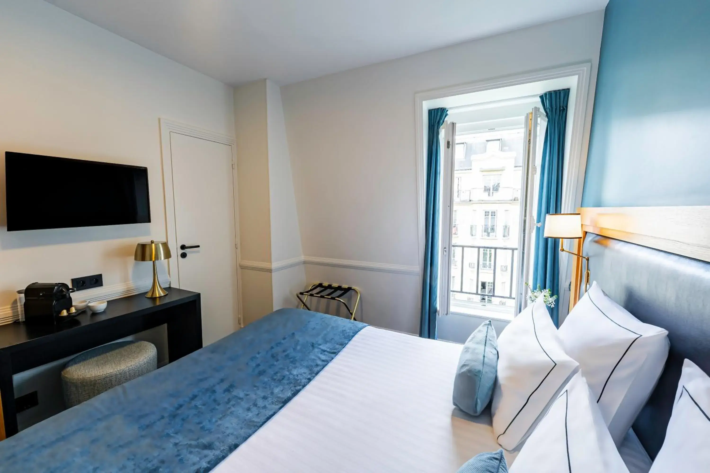Bed in Hôtel Le Cercle Tour Eiffel Bed in Hôtel Le Cercle Tour Eiffel
