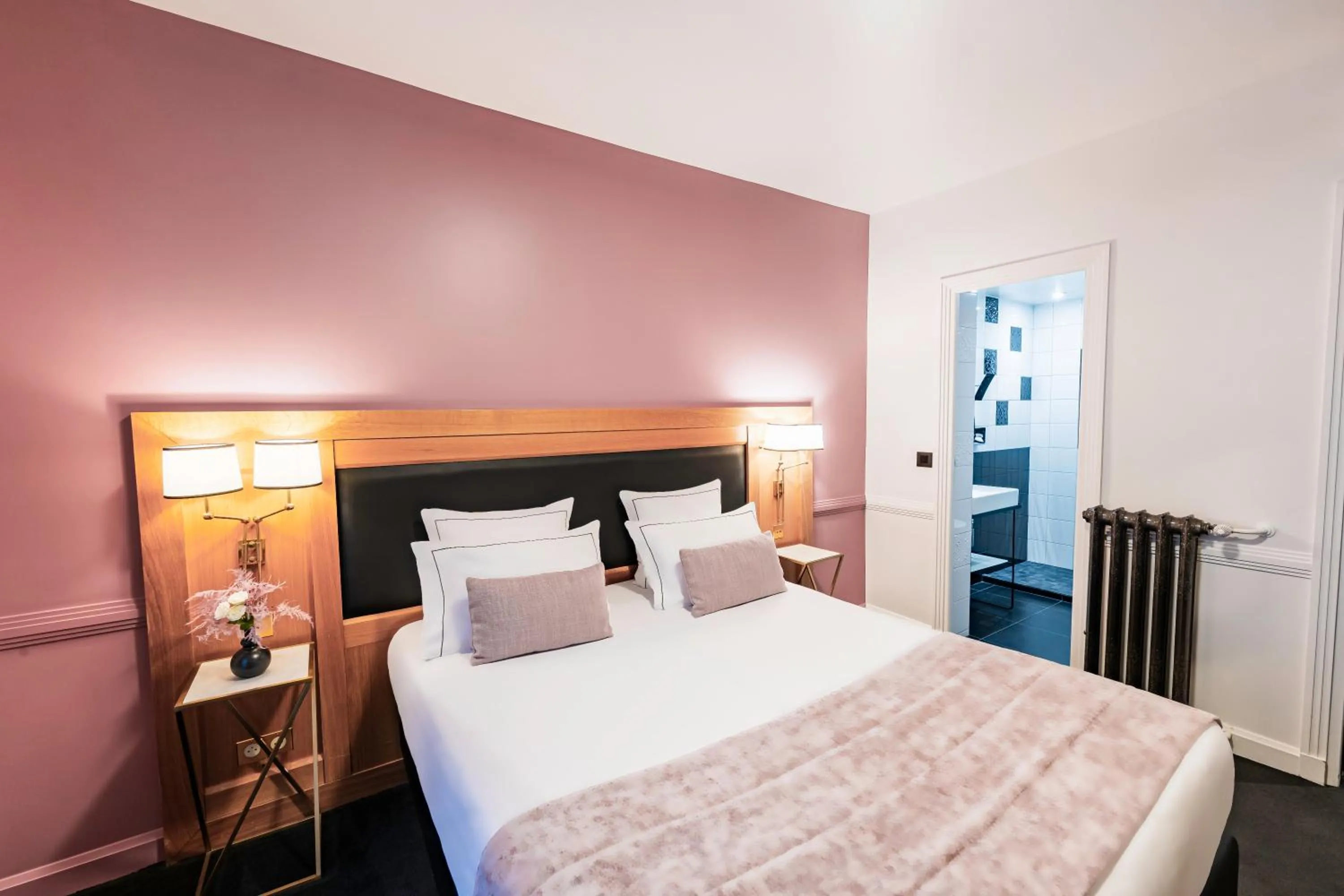 Bed in Hôtel Le Cercle Tour Eiffel