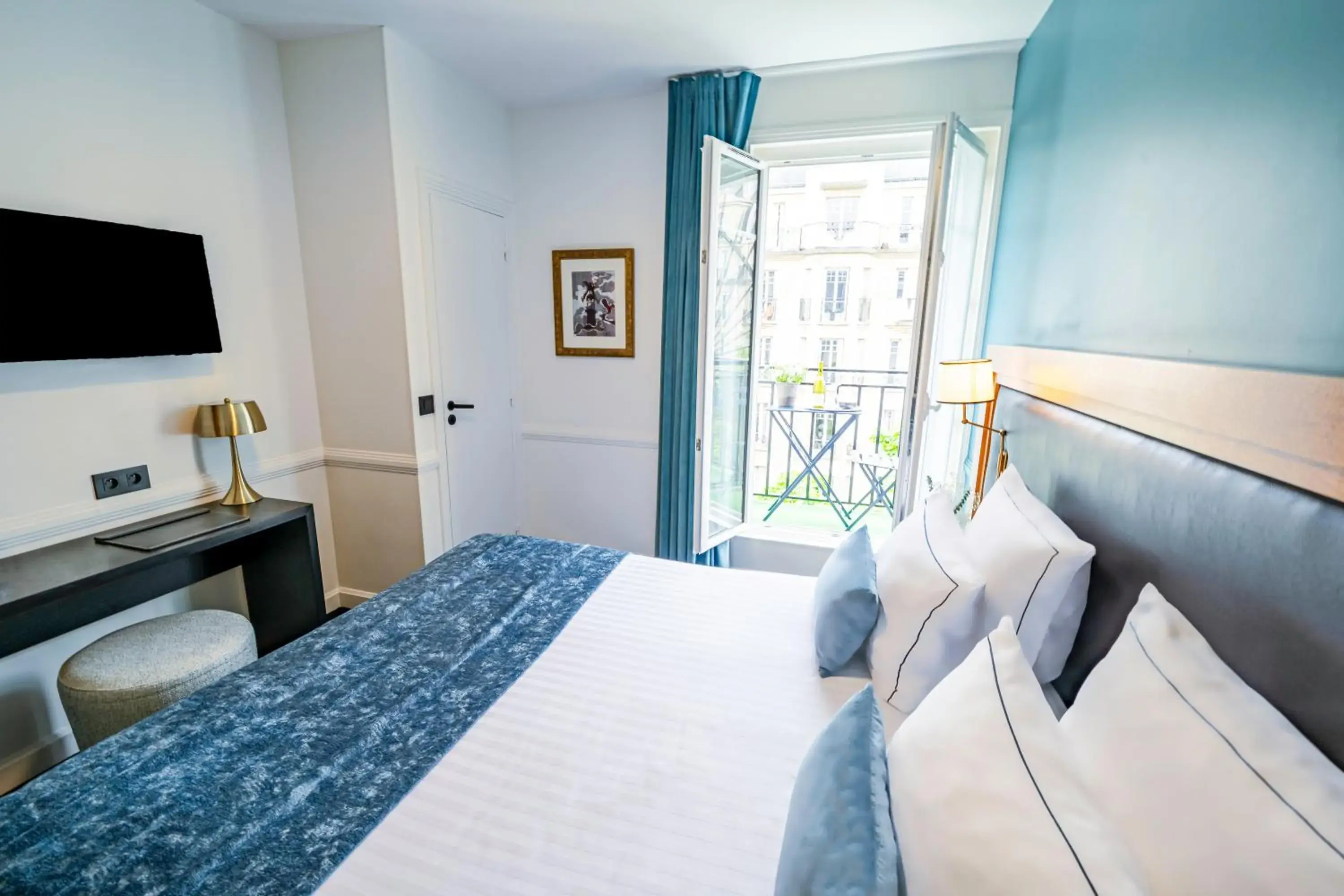 Bed in Hôtel Le Cercle Tour Eiffel Bed in Hôtel Le Cercle Tour Eiffel