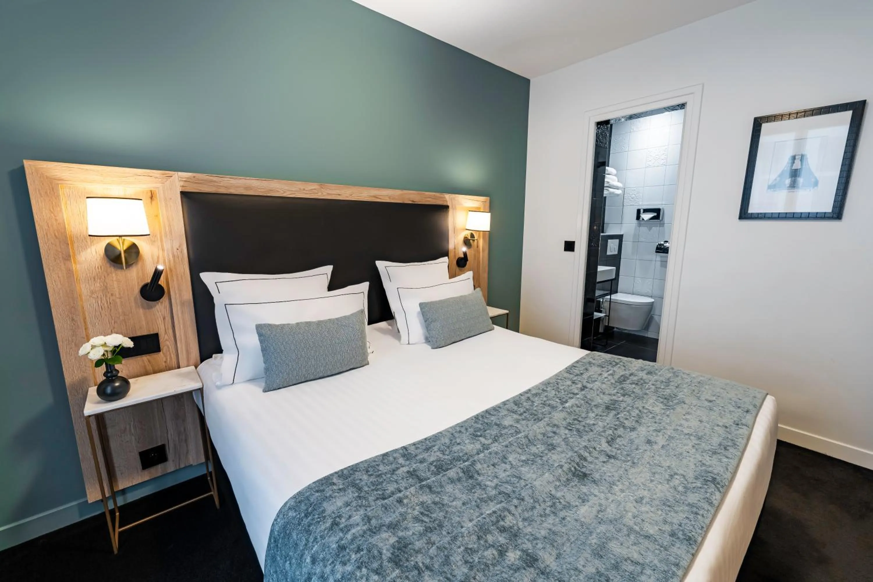 Bed in Hôtel Le Cercle Tour Eiffel