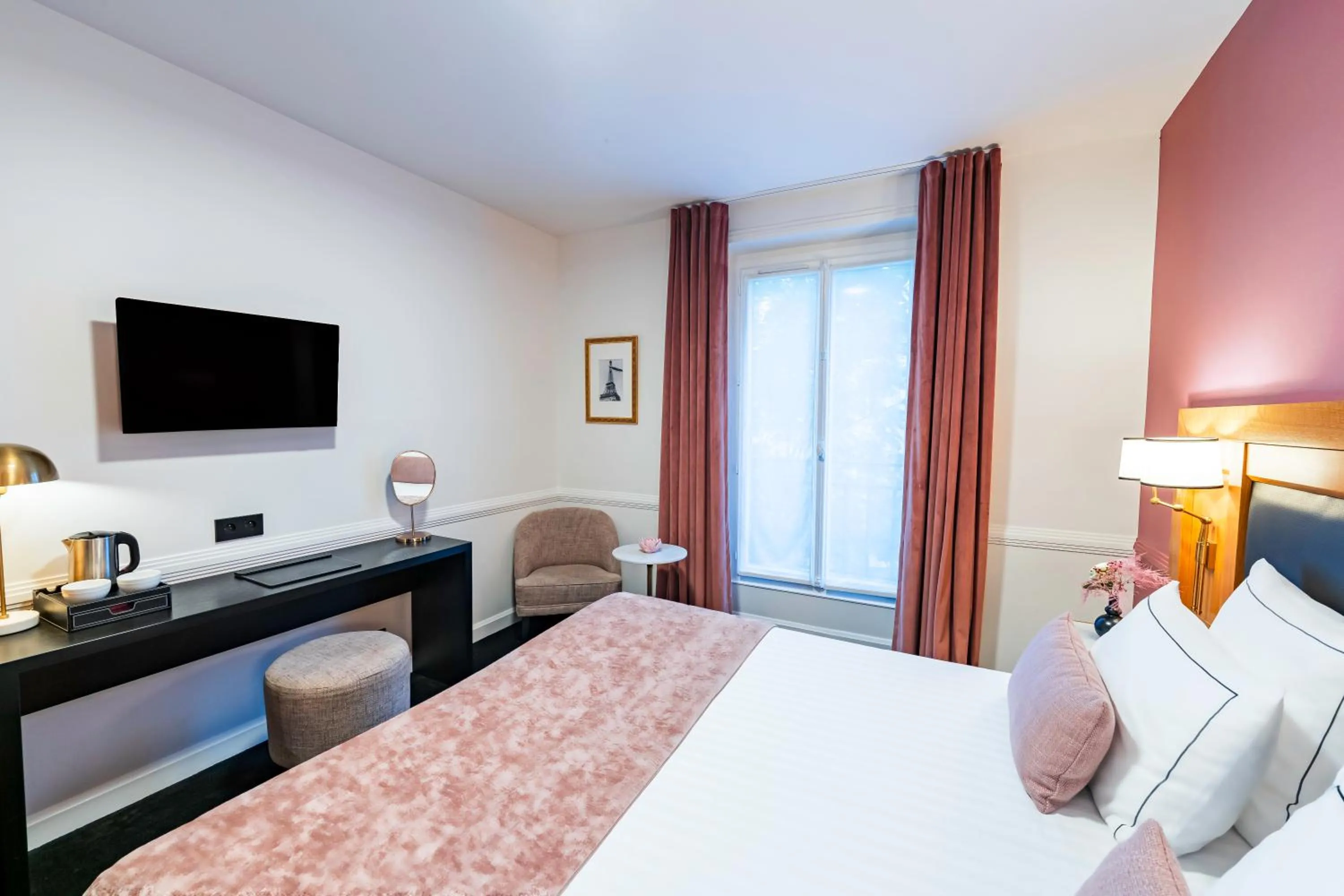 Bed in Hôtel Le Cercle Tour Eiffel