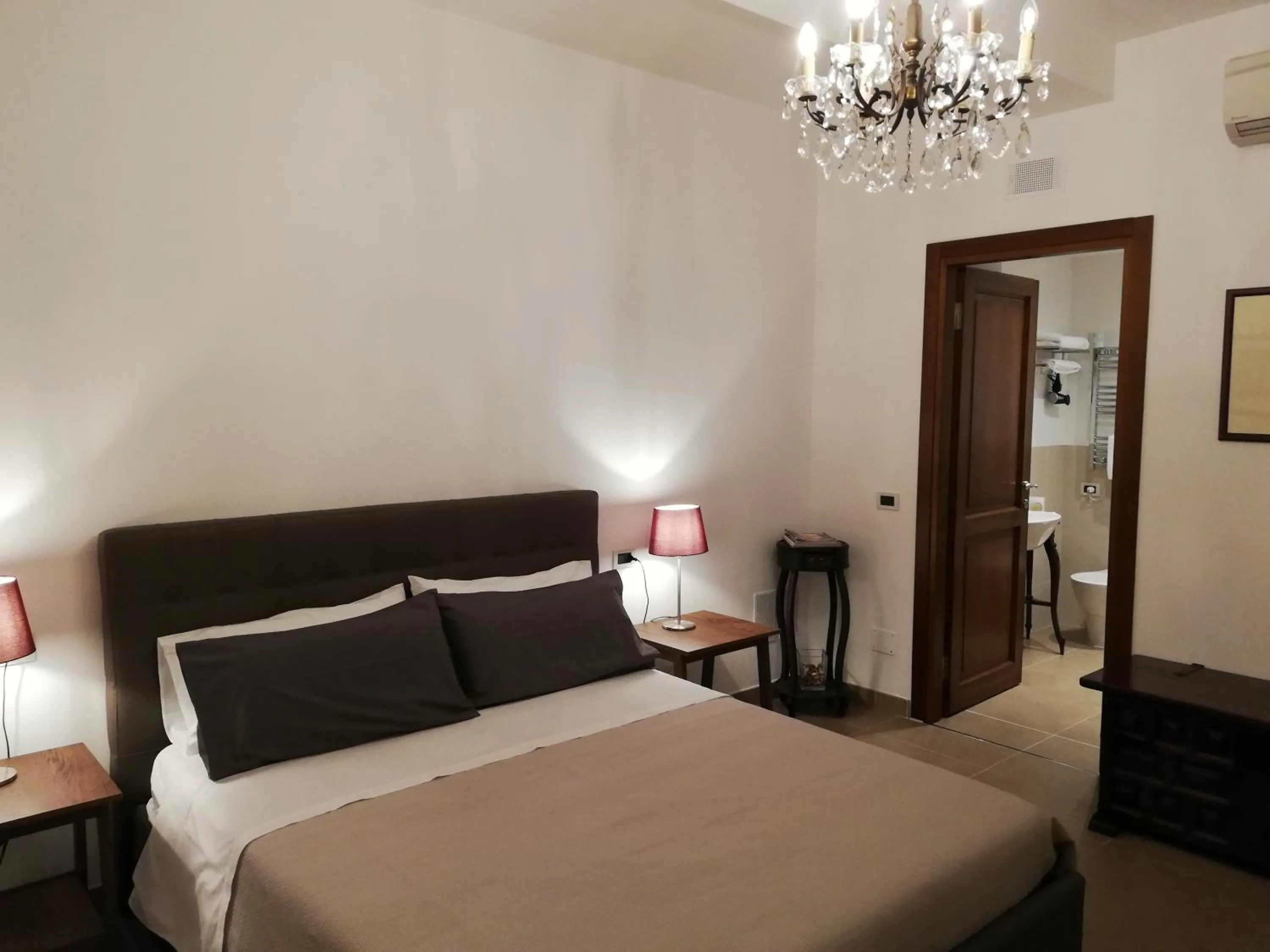 Shower, Bed in DreaMilan B&B