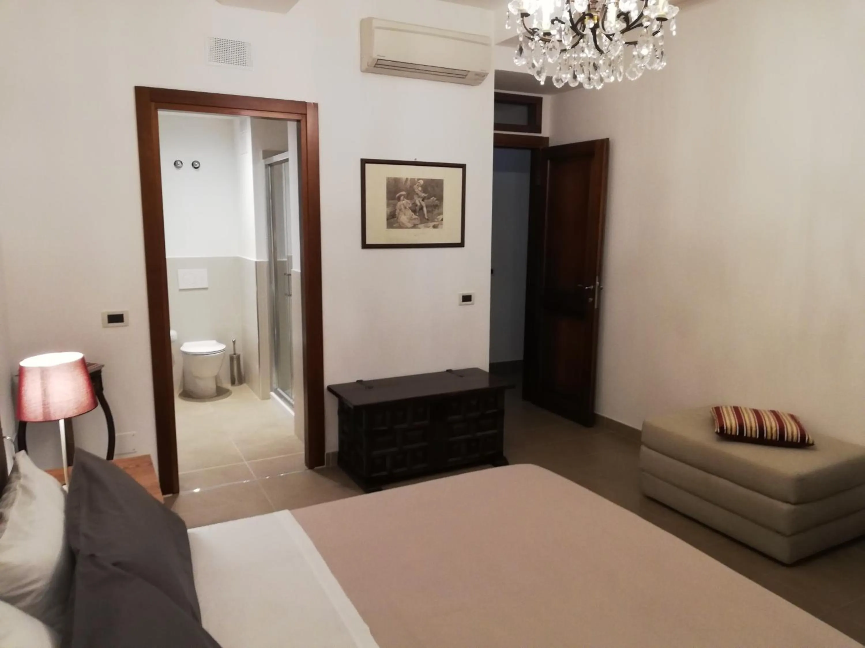 Shower, Bed in DreaMilan B&B