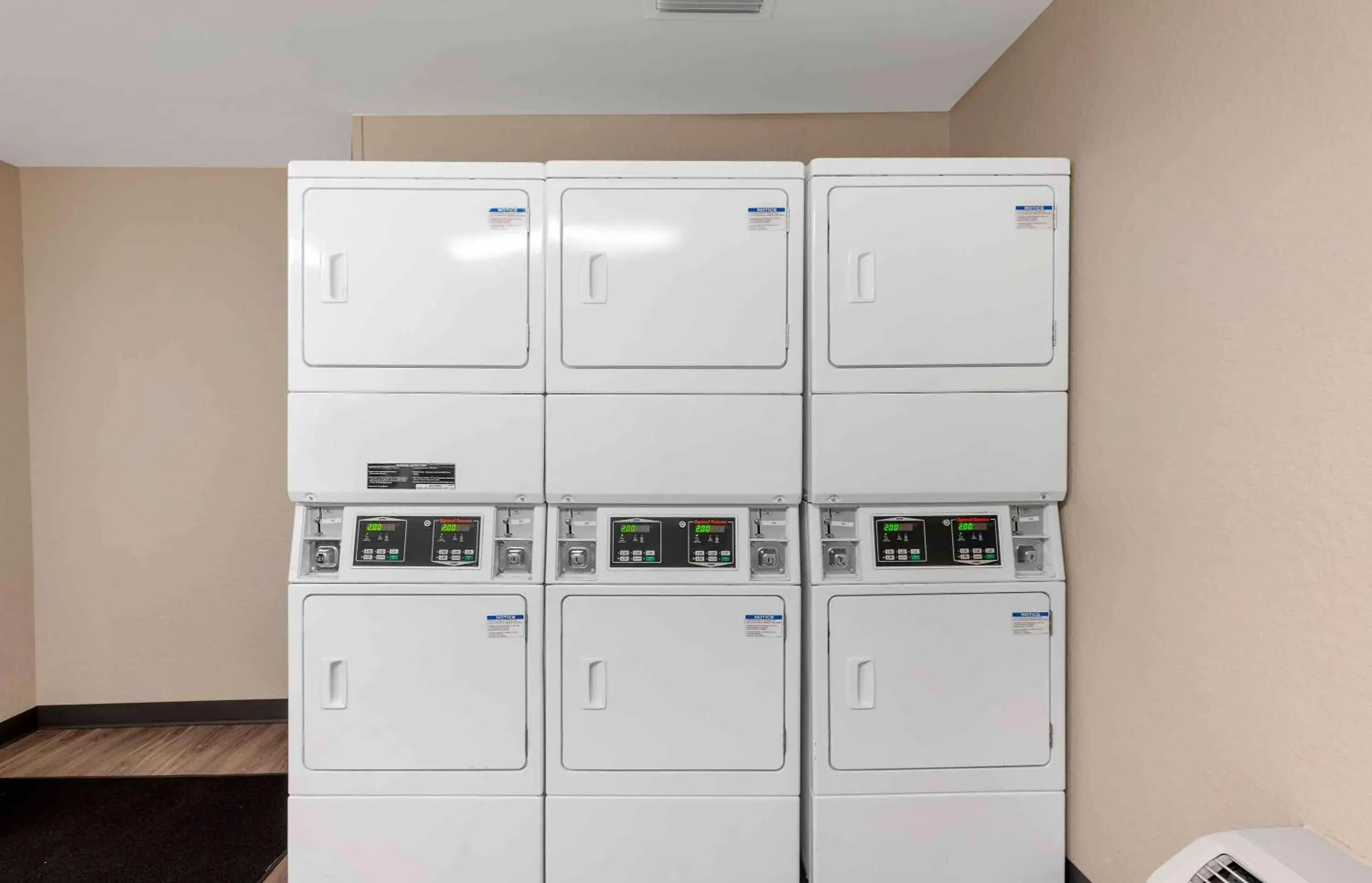 Property building in Extended Stay America Premier Suites - Miami - Downtown Brickell - Cruise Port Property building in Extended Stay America Premier Suites - Miami - Downtown Brickell - Cruise Port