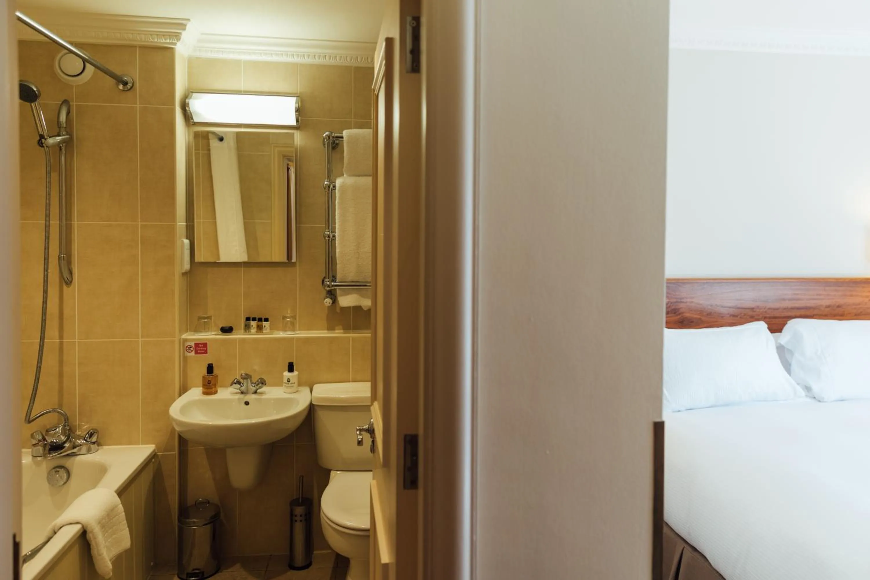 Toilet, Bed in The Woburn