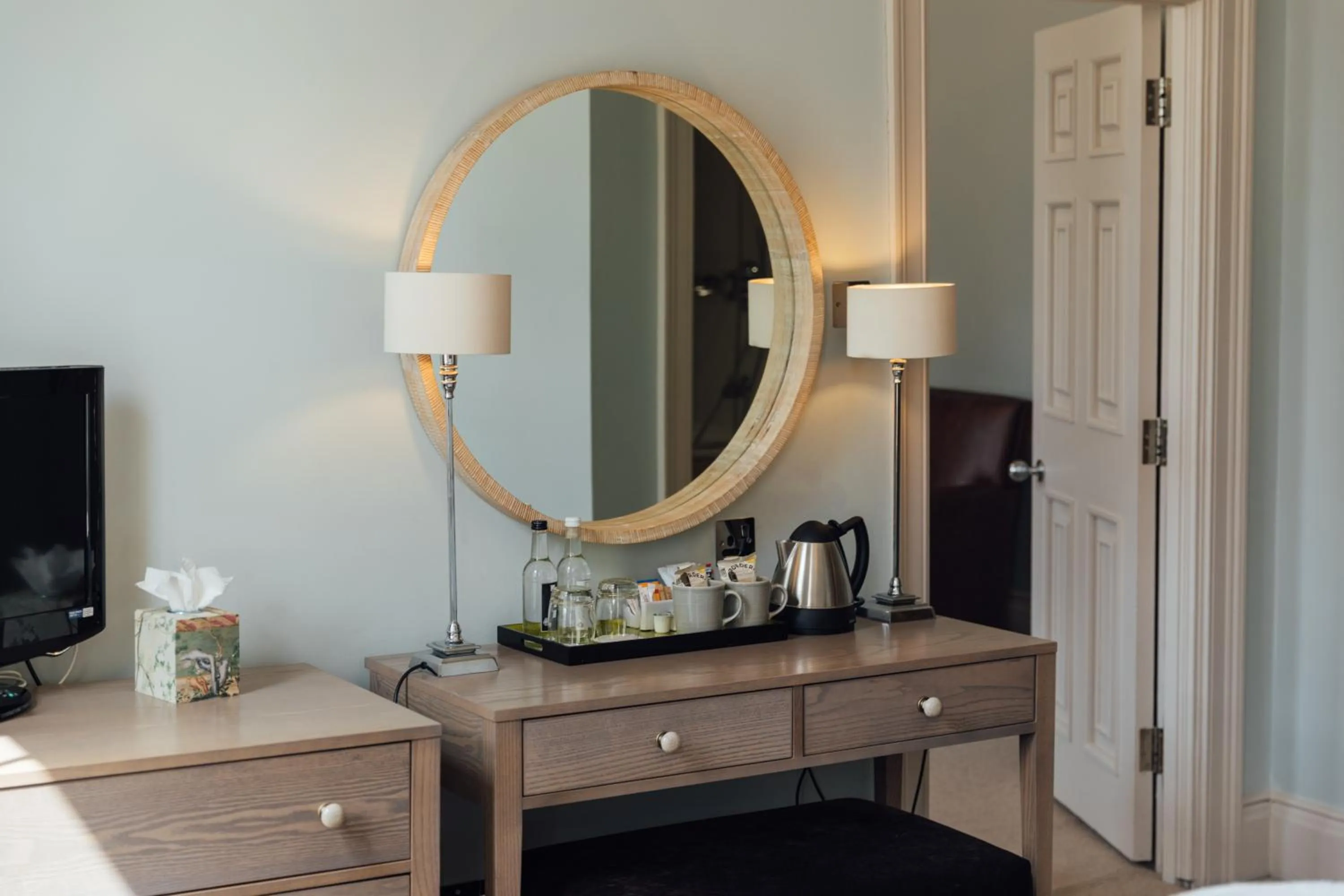 Coffee/tea facilities, Bed in The Woburn