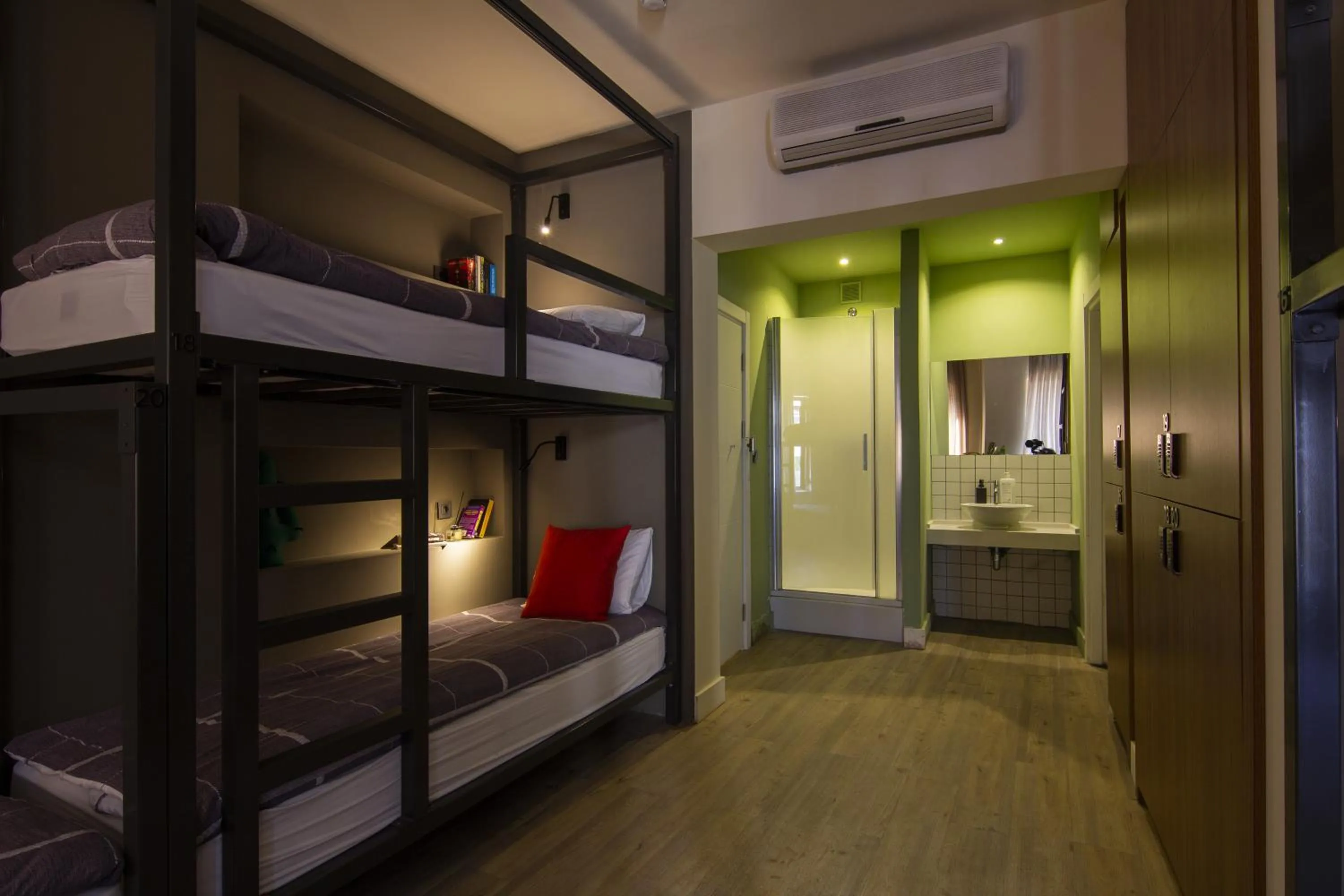 Shower, Bunk Bed in Moda Drei