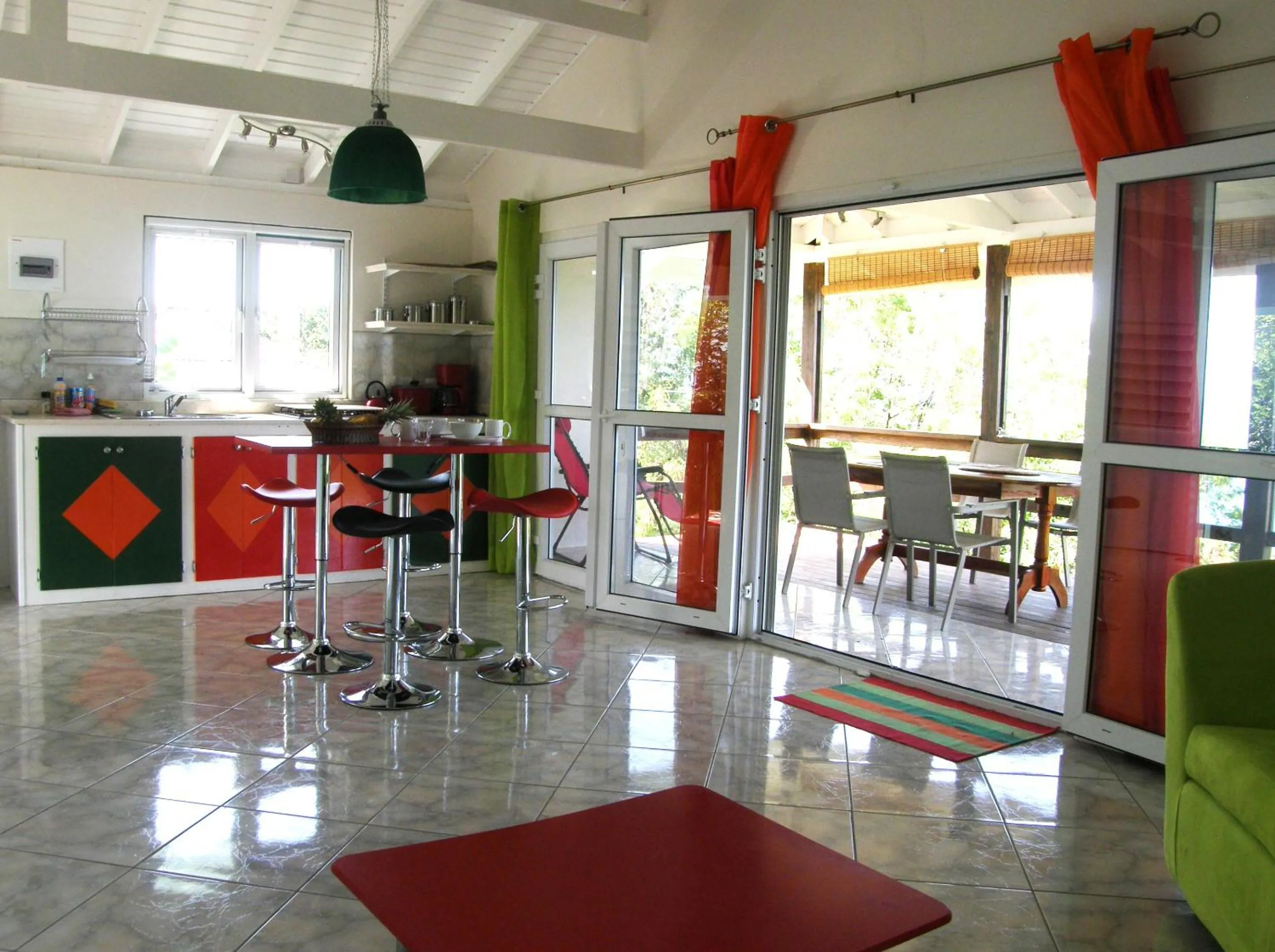 Kitchen or kitchenette in Tamarind Tree Hotel