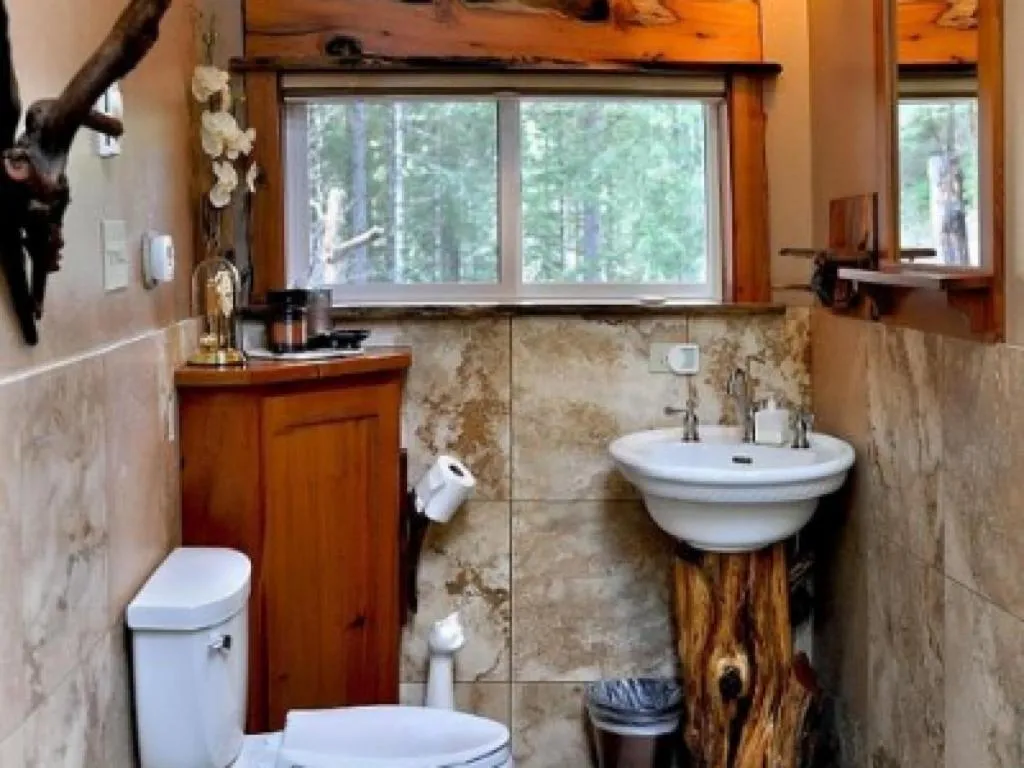 Bathroom in LANZAROTTA Bed and Breakfast close to Eugene