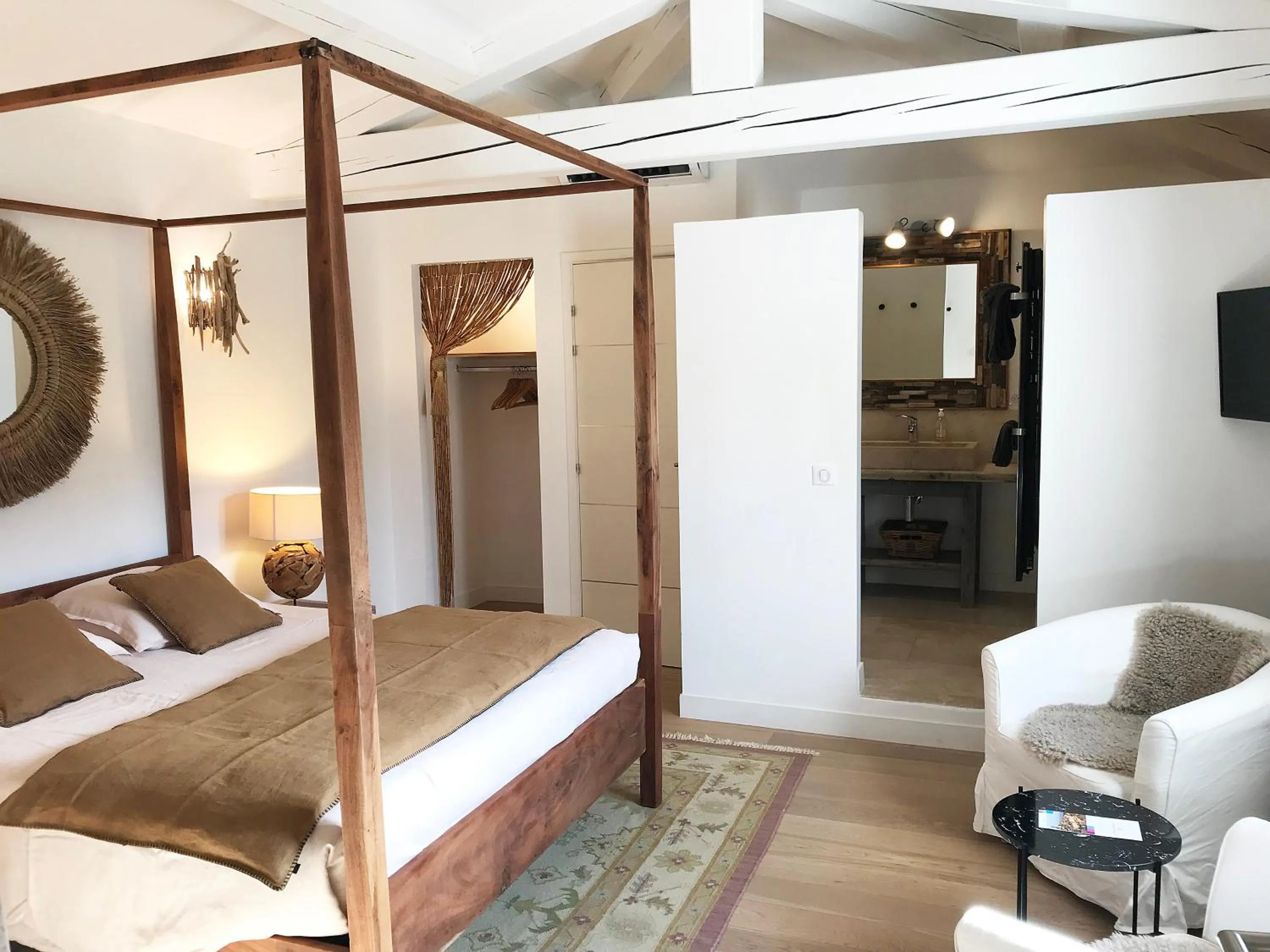 TV and multimedia, Bed in Bastide Nomade - guest house