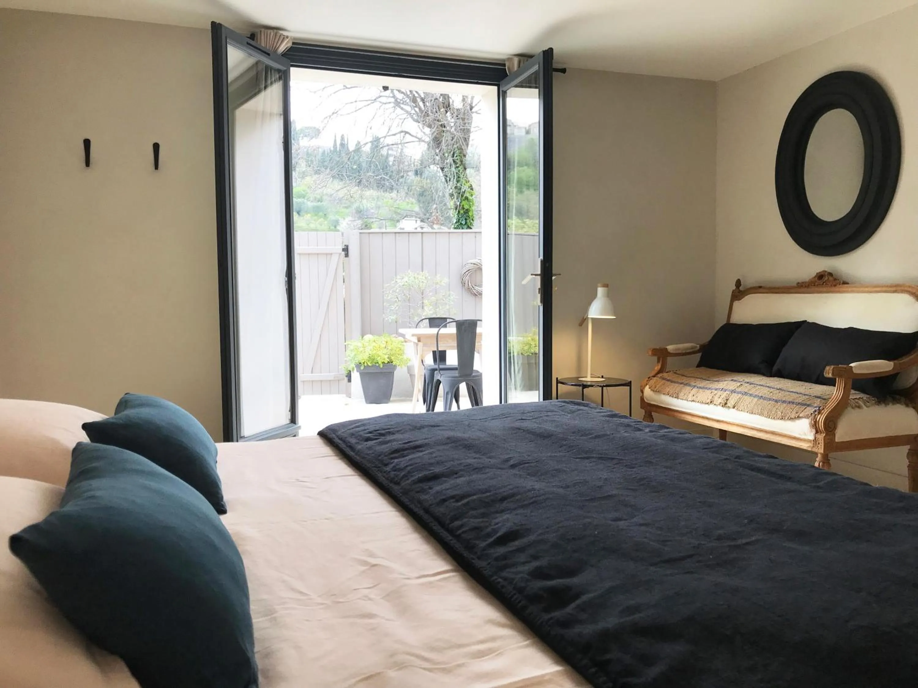 Patio, Bed in Bastide Nomade - guest house